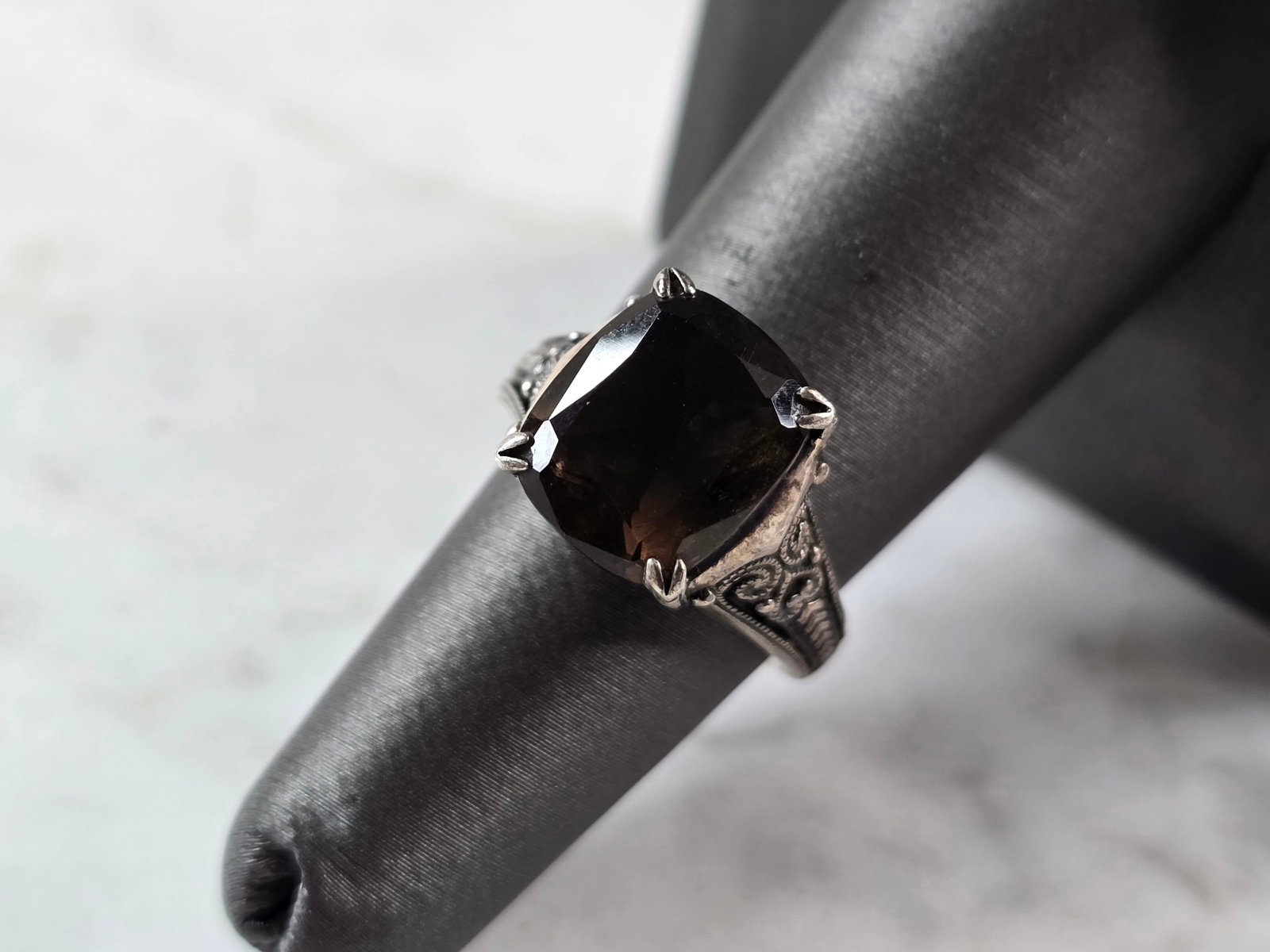 Womens Vintage Estate Sterling Silver Smoky Quartz Ring: A WOMENS VINTAGE ESTATE STERLING SILVER RING WITH WHAT APPEARS TO BE A SMOKY QUARTZ STONE. RING IS A SIZE 6.0 AND WEIGHS 5.8g. THE WIDTH OF THE RING IS ABOUT 1/2". RING IS MARKED ON THE INSIDE OF THE 