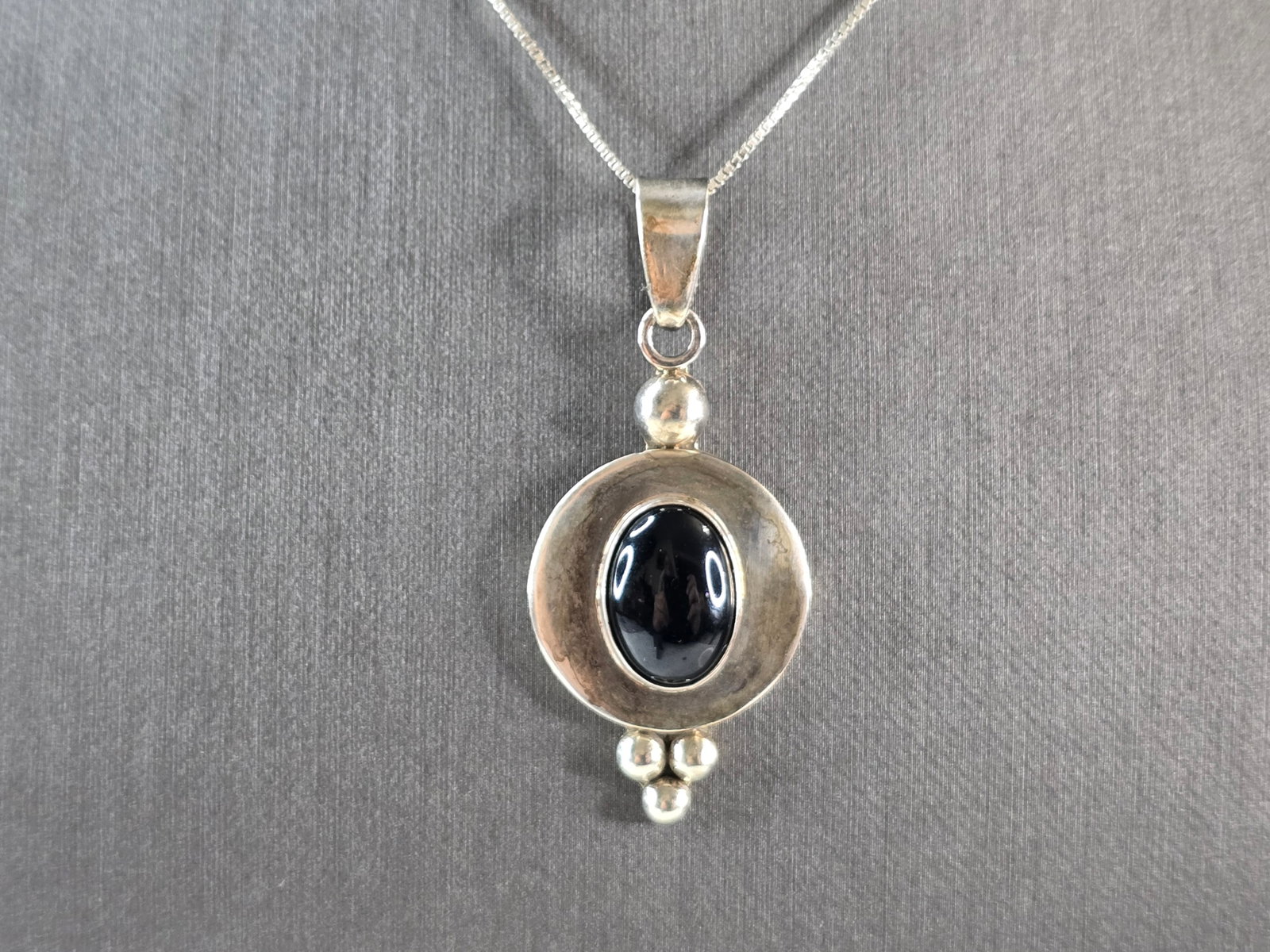Womens Vintage Estate Sterling Silver Onyx Pendant Necklace: A WOMENS VINTAGE ESTATE STERLING SILVER ONYX PENDANT WITH NECKLACE. PENDANT WITH NECKLACE WEIGHS 13.8g. THE PENDANT MEASURES 1 7/8" LONG BY 7/8" WIDE. THE NECKLACE MEASURES 18" LONG. NOT SURE IF STONE