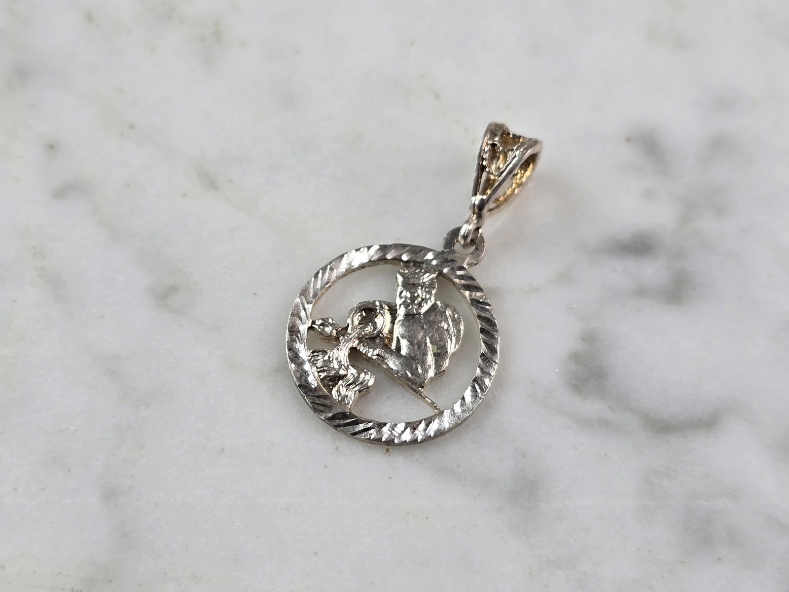 Womens Vintage Estate Sterling Silver Zodiac Aquarius Pendant: A WOMENS VINTAGE ESTATE STERLING SILVER ZODIAC AQUARIUS PENDANT. THE PENDANT WEIGHS 1.2g AND MEASURES 1 1/8" LONG BY 5/8" WIDE. PENDANT IS NOT MARKED, BUT IT HAS BEEN TESTED AND IS GUARANTEED TO BE AS