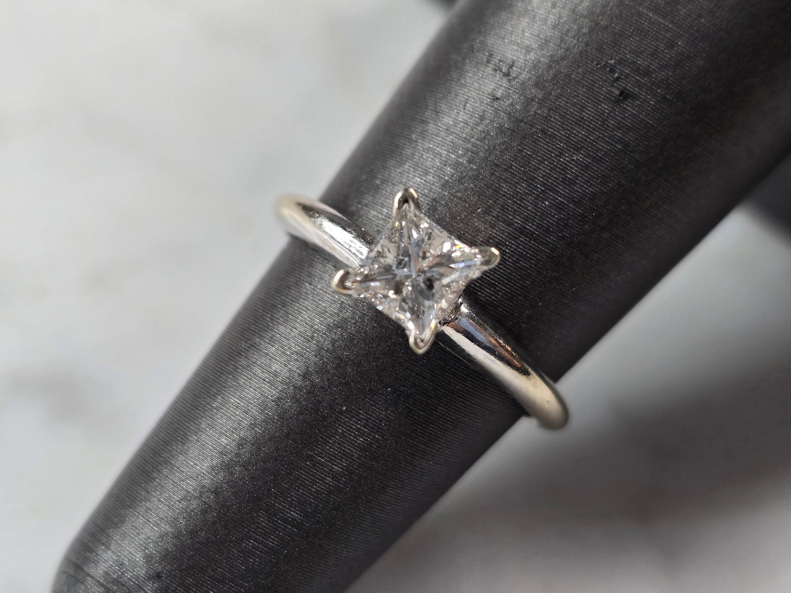 Vintage Estate 14K White Gold .50cts Diamond Ring: A WOMENS VINTAGE ESTATE 14K WHITE GOLD DIAMOND ENGAGEMENT RING. RING IS A SIZE 5.25, AND WEIGHS 2.0g. THE WIDTH OF THE RING IS 3/16". DIAMOND IS ABOUT .50cts. ABOUT AN I2 IN CLARITY AND ABOUT AN H IN 