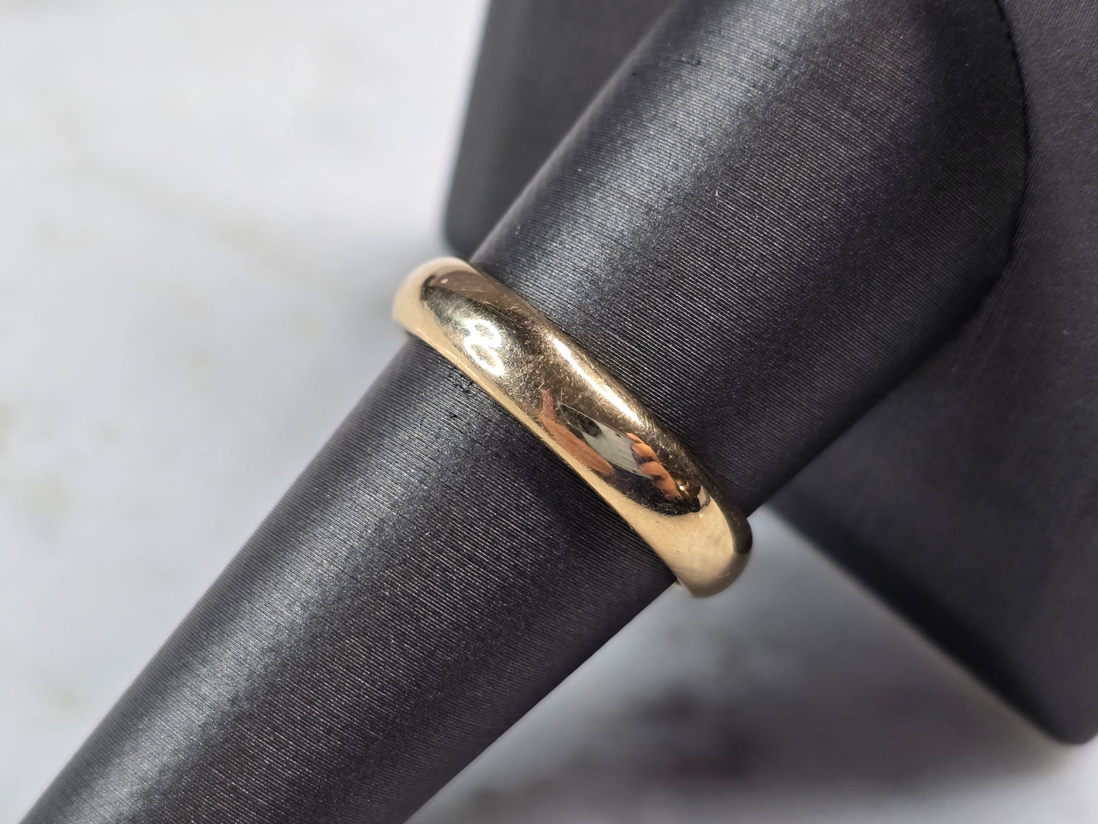 Mens Vintage Estate 14K Yellow Gold Wedding Band Ring: MENS VINTAGE ESTATE 14K YELLOW GOLD WEDDING BAND RING. THE RING WEIGHS 5.2g AND IS A SIZE 9.0. THE WIDTH OF THE RING IS 1/8". RING IS MARKED "14K". ANY QUESTIONS PLEASE DO NOT HESITATE TO ASK. BE SURE