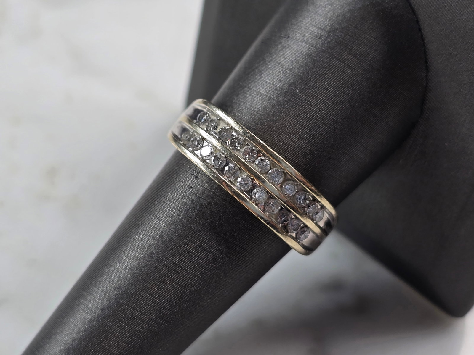Womens Vintage Estate 14K White Gold Diamond Ring: FOR SALE IS THIS LOVELY VINTAGE 14K WHTIE GOLD DIAMOND RING WITH A TOTAL OF ABOUT .22cts OF DIAMONDS. THE TOTAL WEIGHT IS 4.2g, AND IS A SIZE 9.5. ANY QUESTIONS PLEASE DONT HESITATE TO ASK. BE SURE TO