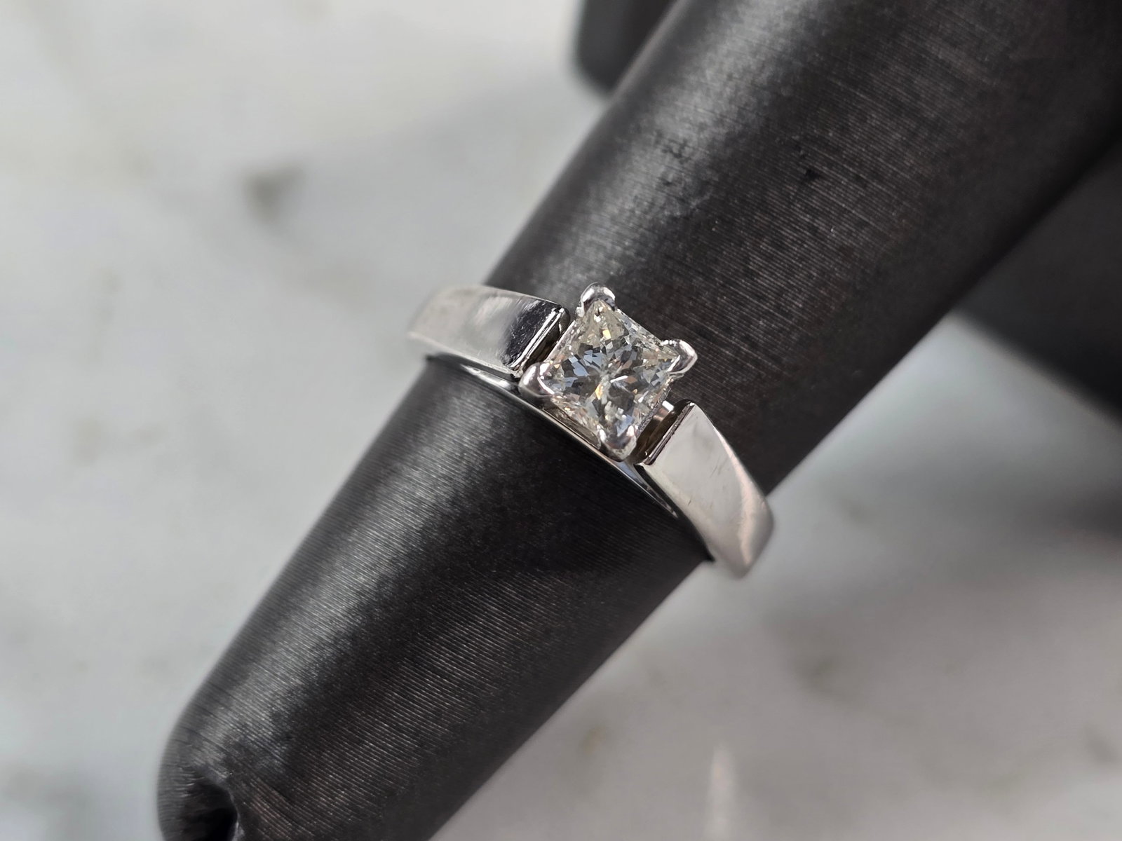 Womens 14K White Gold Diamond Engagement Ring: FOR SALE IS THIS WONDERFUL 14K WHITE GOLD DIAMOND ENGAGEMENT RING. THE RING WEIGHS 4.9g, AND IS A SIZE 5.25. THE DIAMOND IS ABOUT .50cts. THE CLARITY IS ABOUT AN I2 AND THE COLOR IS ABOUT AN H-J. WOUL