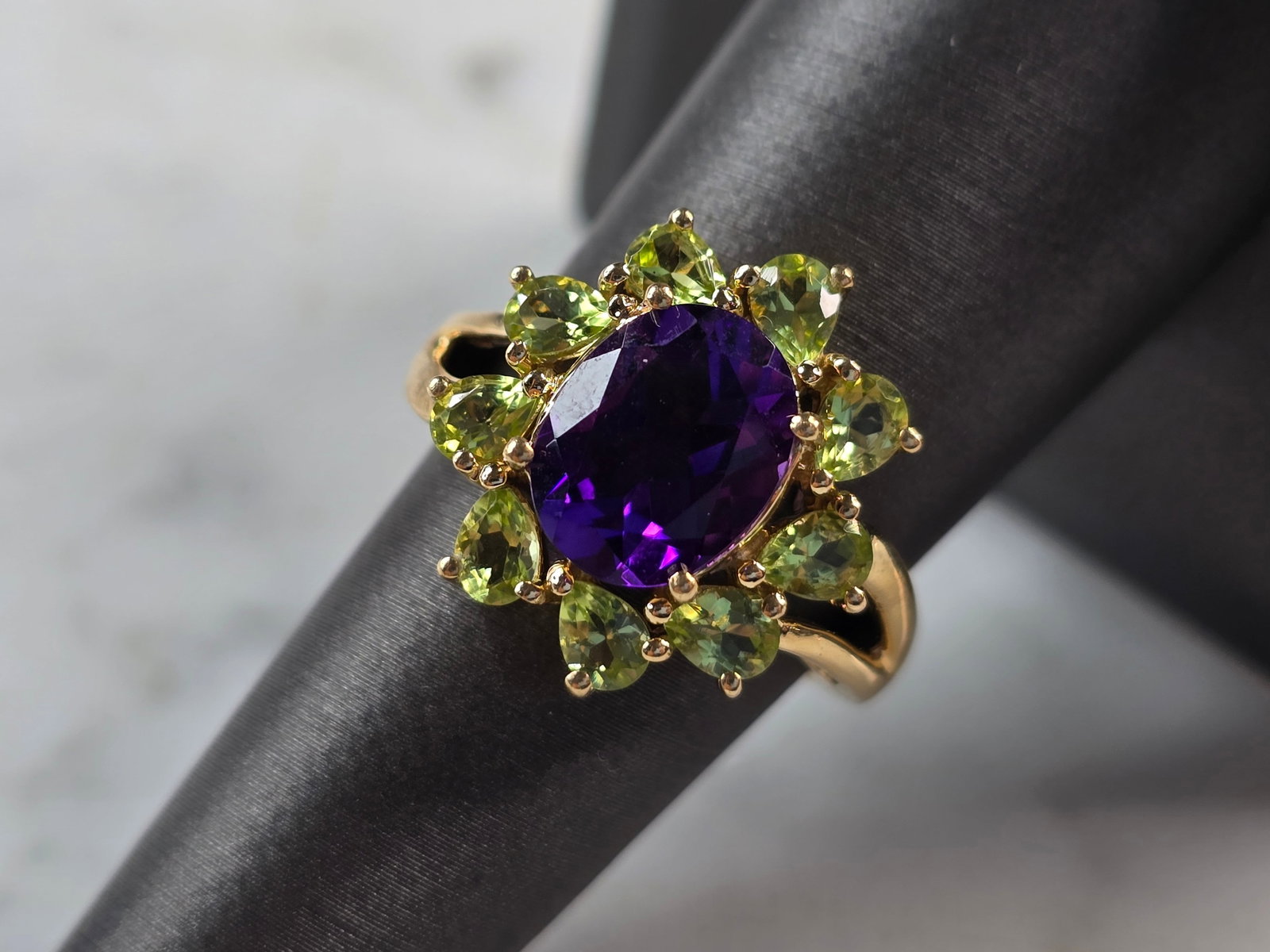 Womens Vintage Estate 14k Gold Amethyst Andradite Ring: FOR SALE IS THIS WOMEN'S VINTAGE ESTATE 14K GOLD AMETHYST & ANDRADITE RING. THE RING WEIGHS 5.6g, AND IS A SIZE 7.0. NOT SURE IF THE STONES ARE REAL OR MAN MADE. MAKES A LOVELY GIFT FOR THAT SOMEONE S