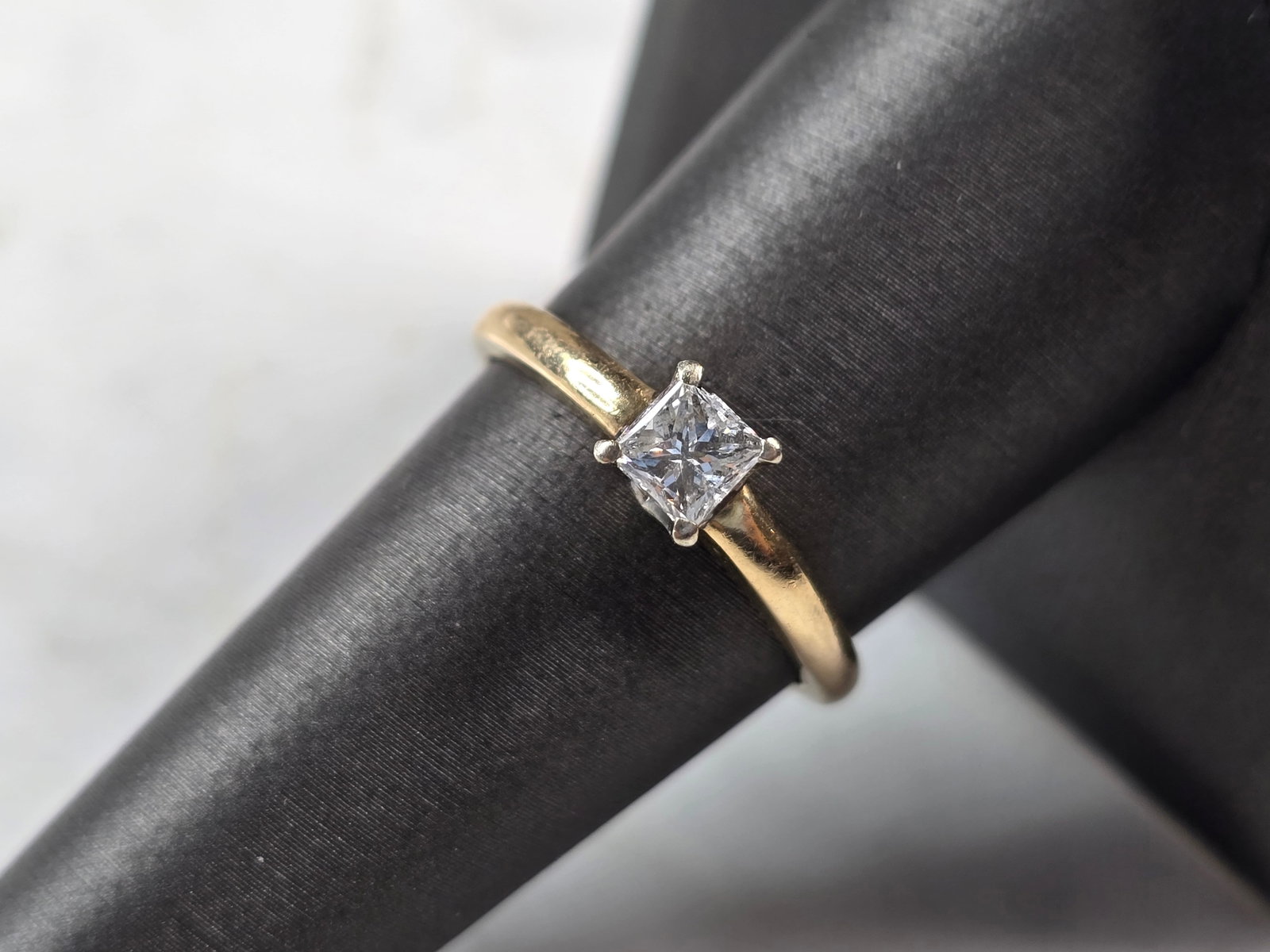 Womens Vintage 14k Yellow Gold Diamond Engagement Ring: FOR SALE IS THIS WONDERFUL WOMEN'S 14K GOLD DIAMOND ENGAGEMENT RING. THE RING WEIGHS 3.1g. THE SIZE OF THE RING IS AN 8.25. THE DIAMOND IS ABOUT .50cts. DIAMOND DOES HAVE A SMALL CHIP BY THE ONE PRONG