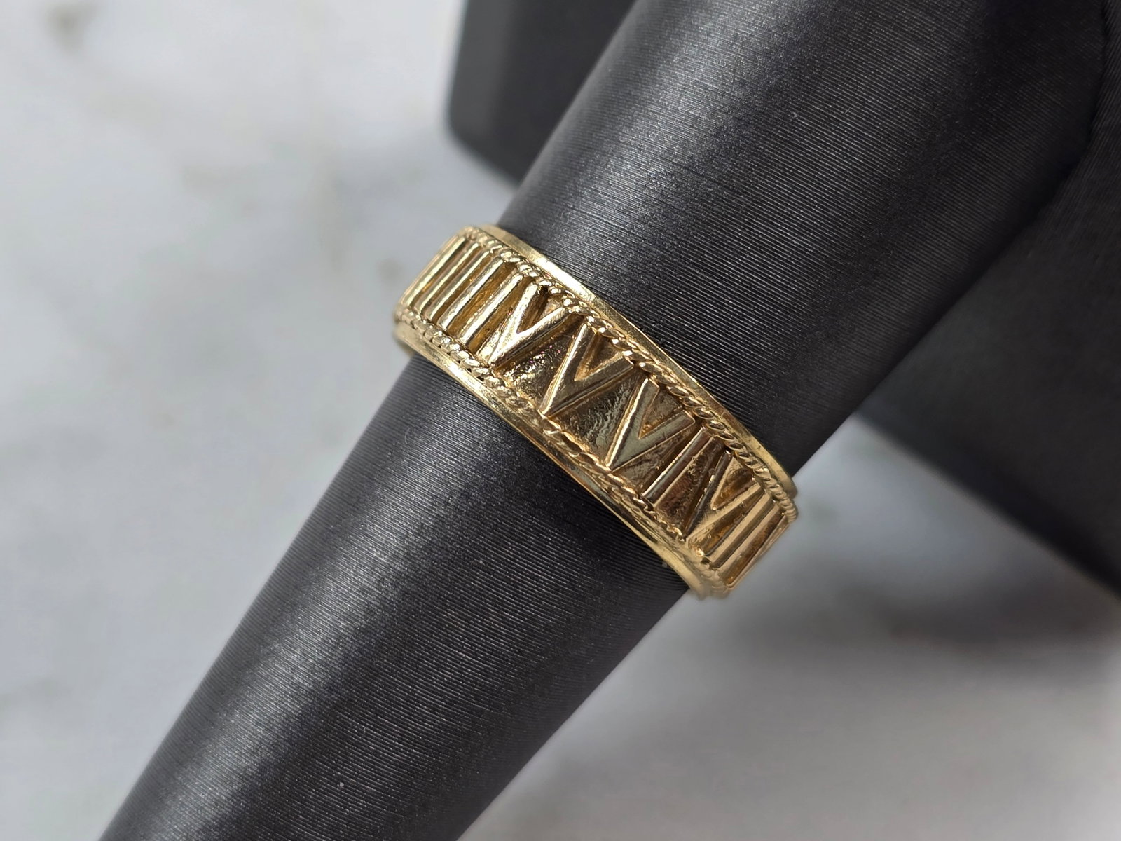 Womens Vintage Estate 10K Yellow Gold Modernist Ring: A WOMENS VINTAGE ESTATE 10K YELLOW GOLD MODERNIST RING. THE TOTAL WEIGHT IS 4.8g, AND IS A SIZE 8.25. THE WIDTH OF THE RING IS 1/4". RING IS MARKED ON THE INSIDE OF THE BAND "417". ANY QUESTIONS PLEAS