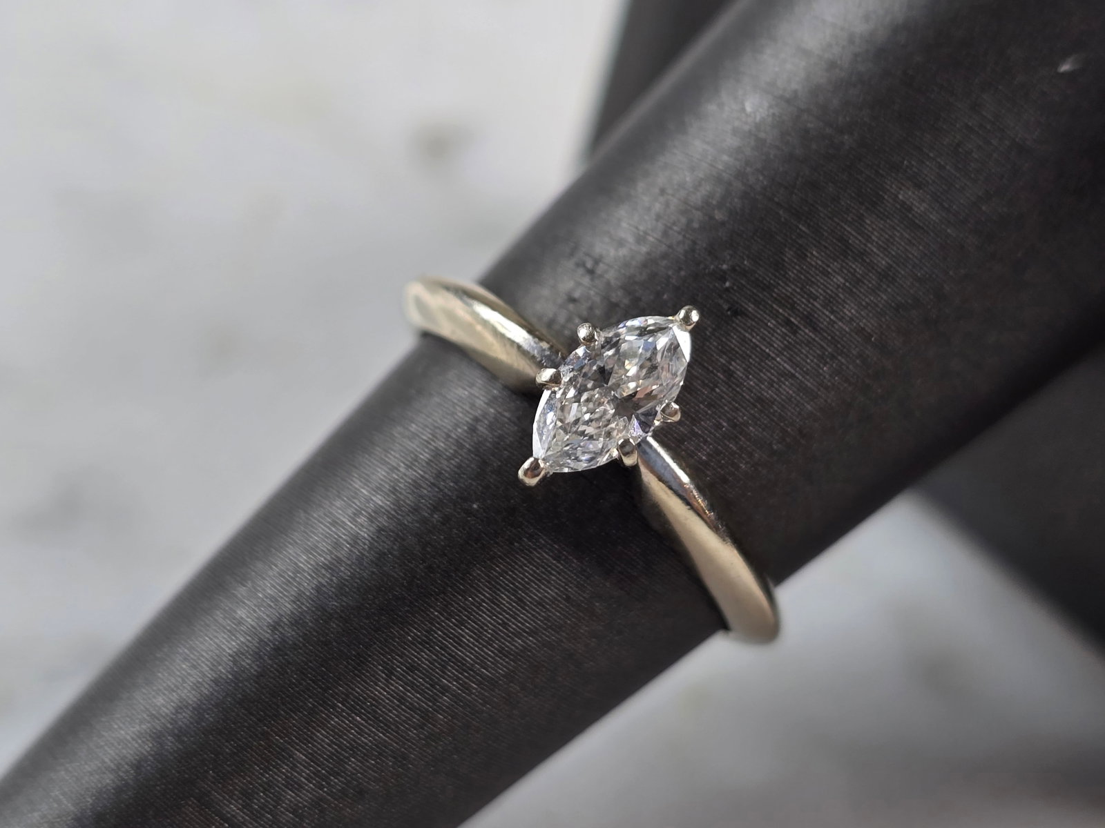 Womens Vintage 14K White Gold Diamond Engagement Ring: FOR SALE IS THIS WONDERFUL 14K WHITE GOLD MARQUISE DIAMOND ENGAGEMENT RING. THE RING WEIGHS 2.6g, AND IS A SIZE 7.0. THE DIAMOND IS ABOUT .50cts. THE CLARITY IS ABOUT AN SI2 AND THE COLOR IS ABOUT AN 