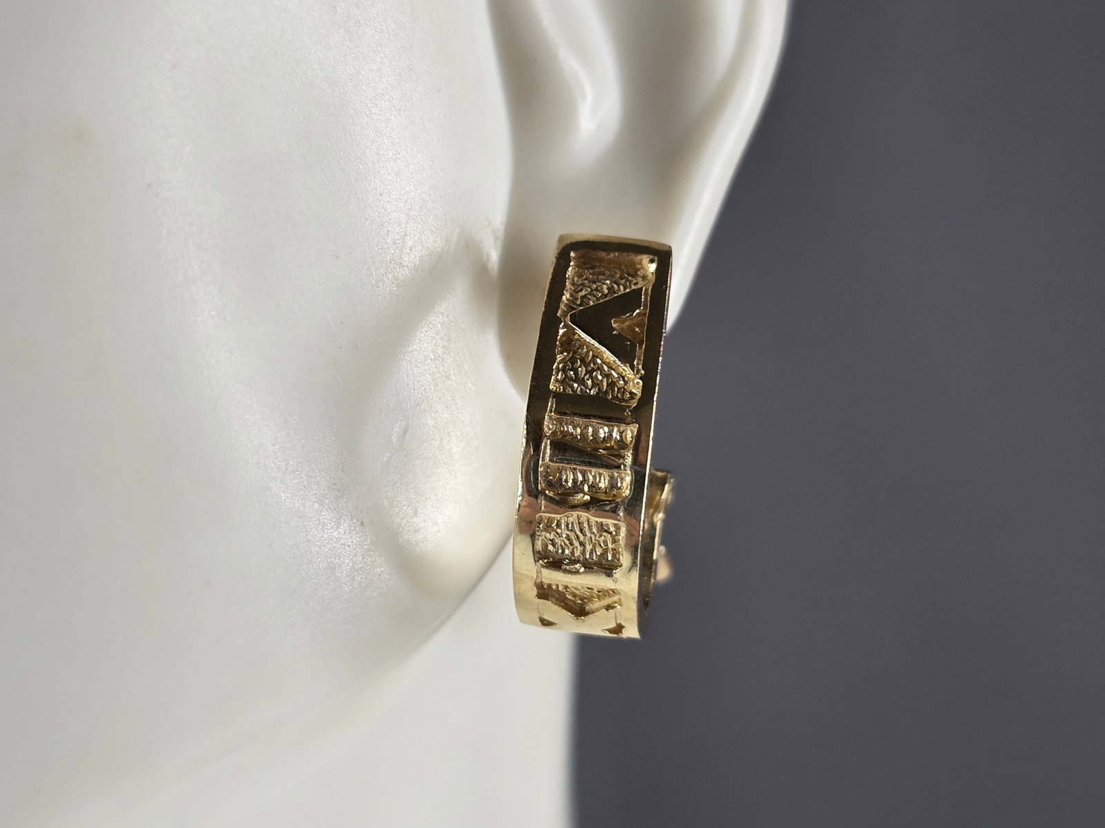 Womens Vintage Estate Modernist 14K Gold Earrings: A PAIR OF WOMENS VINTAGE ESTATE MODERNIST 14K GOLD EARRINGS. THE EARRINGS WEIGH 7.8g, AND MEASURE 7/8" BY 1/4" AND ARE STAMPED 14K. WOULD MAKE A BEAUTIFUL GIFT FOR THAT SOMEONE SPECIAL. ANY QUESTIONS,