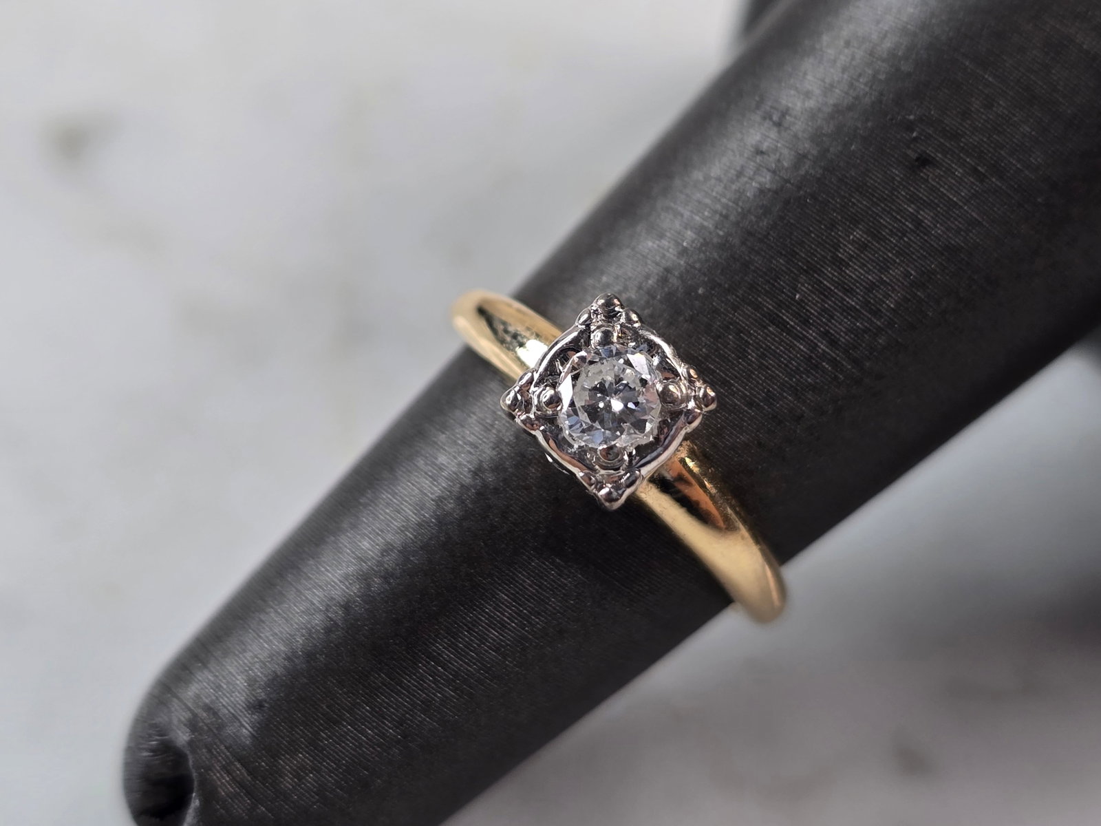 Womens Vintage Estate 14K Yellow Gold Diamond Ring: FOR SALE IS THIS WONDERFUL WOMENS 14K YELLOW GOLD DIAMOND RING. THE RING WEIGHS 2.7g, AND IS A SIZE 5.0. THE DIAMOND IS ABOUT .20cts. ANY QUESTIONS PLEASE DO NOT HESITATE TO ASK. BE SURE TO CHECK OUT 