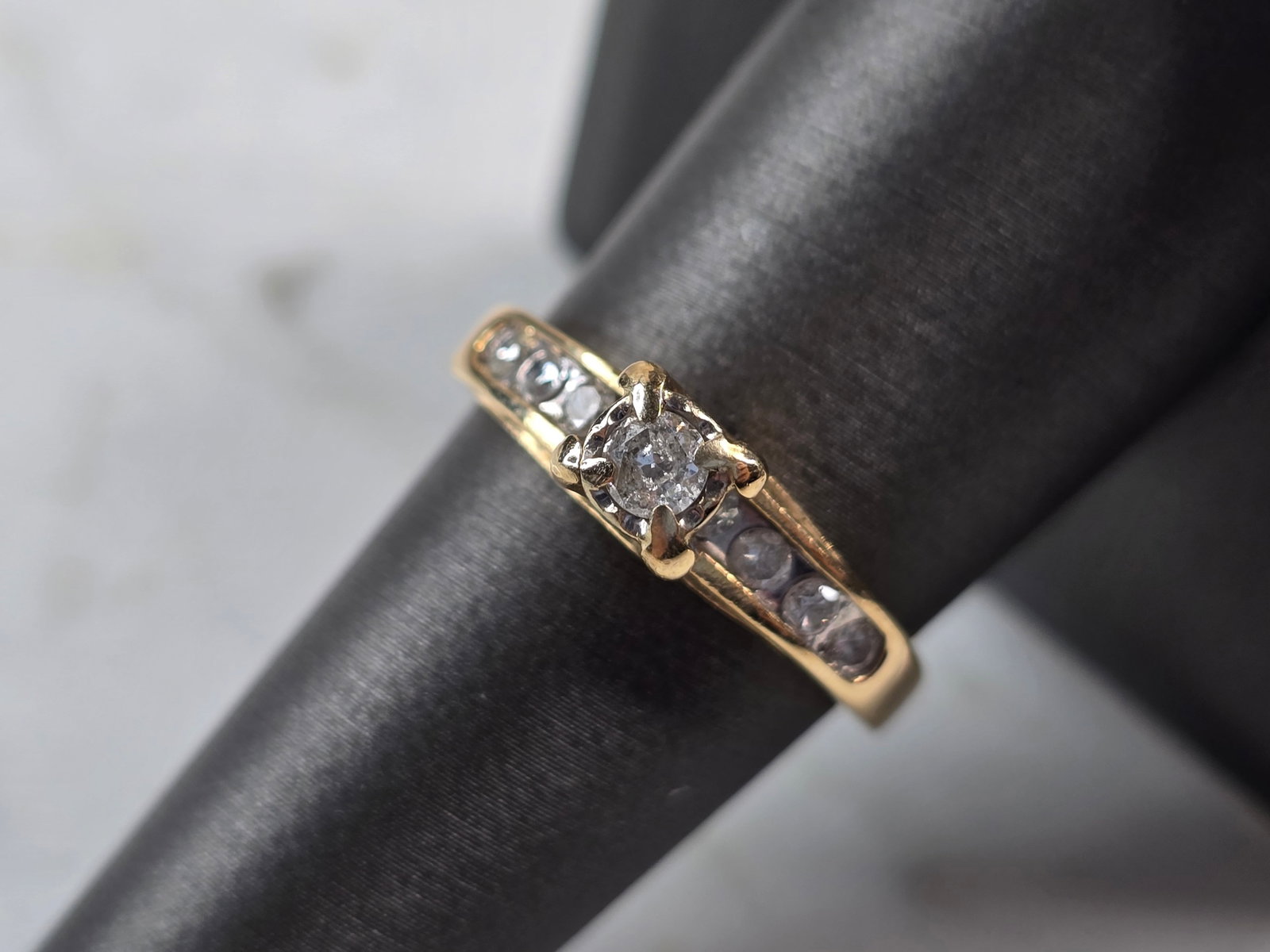 Womens Vintage Estate 14K Yellow Gold Diamond Ring: FOR SALE IS THIS VINTAGE ESTATE 14K GOLD DIAMOND RING. THE RING IS A SIZE 8.0 AND WEIGHS 4.0g. THERE ARE ABOUT .52cts WORTH OF DIAMONDS. THE RING MAKES A BEAUTIFUL GIFT FOR THAT SOMEONE SPECIAL. ANY O