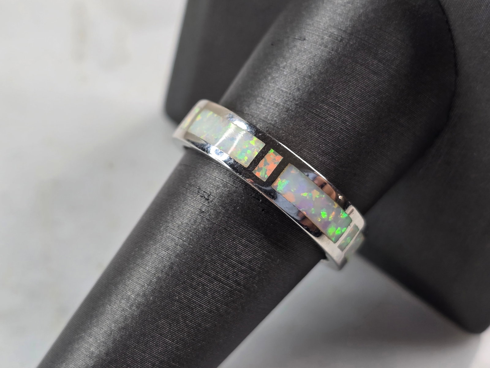 Womens Sterling Silver Modernist Opal Band Ring: A WOMENS ESTATE STERLING SILVER MODERNIST OPAL RING. THE RING IS A SIZE 8.0 AND WEIGHS 7.6g. THE RING MAKES A BEAUTIFUL GIFT FOR THAT SOMEONE SPECIAL. ANY OTHER QUESTIONS, PLEASE ASK. BE SURE TO CHECK