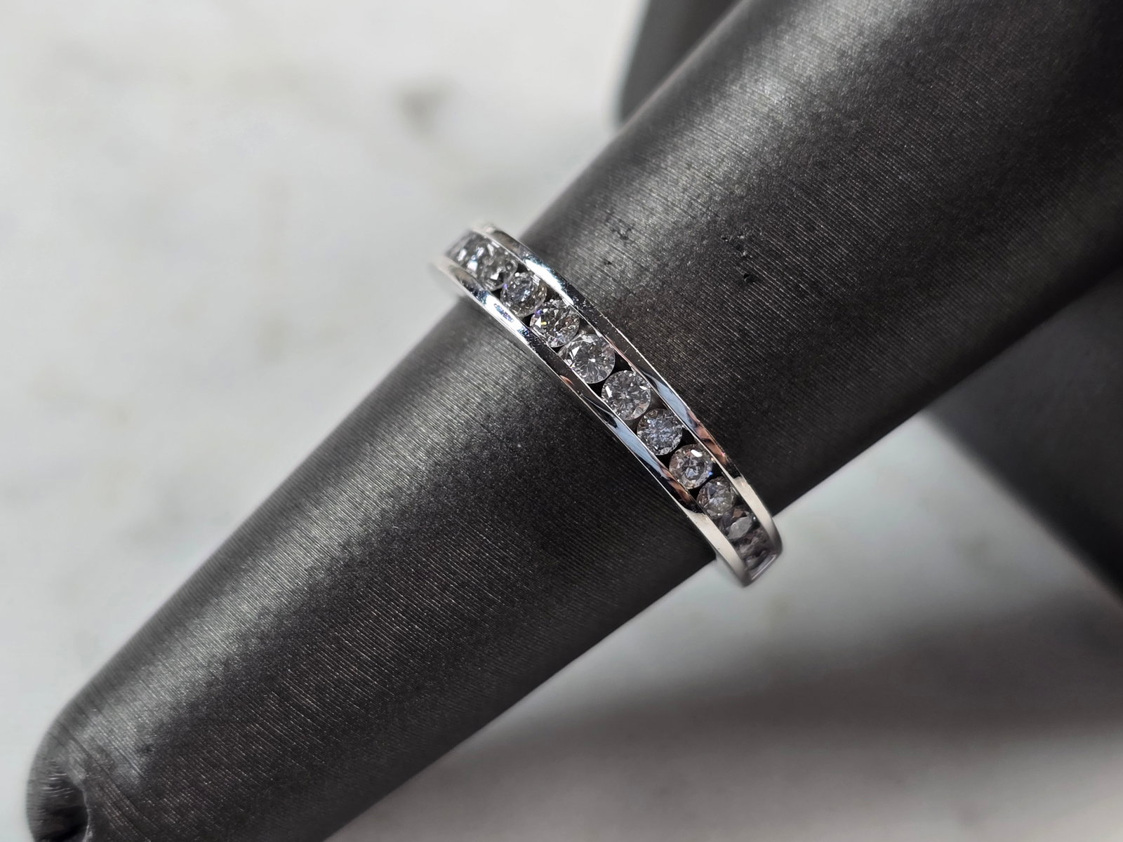 Womens Vintage Estate 10K White Gold Diamond Ring: A WOMENS VINTAGE ESTATE 10K WHITE GOLD DIAMOND RING. THE RING WEIGHS 2.6g WITH THE DIAMONDS. THE SIZE OF THE RING IS A 7.0. THE CARAT WEIGHT OF THE DIAMONDS ARE ABOUT .48cts. ANY OTHER QUESTIONS PLEAS