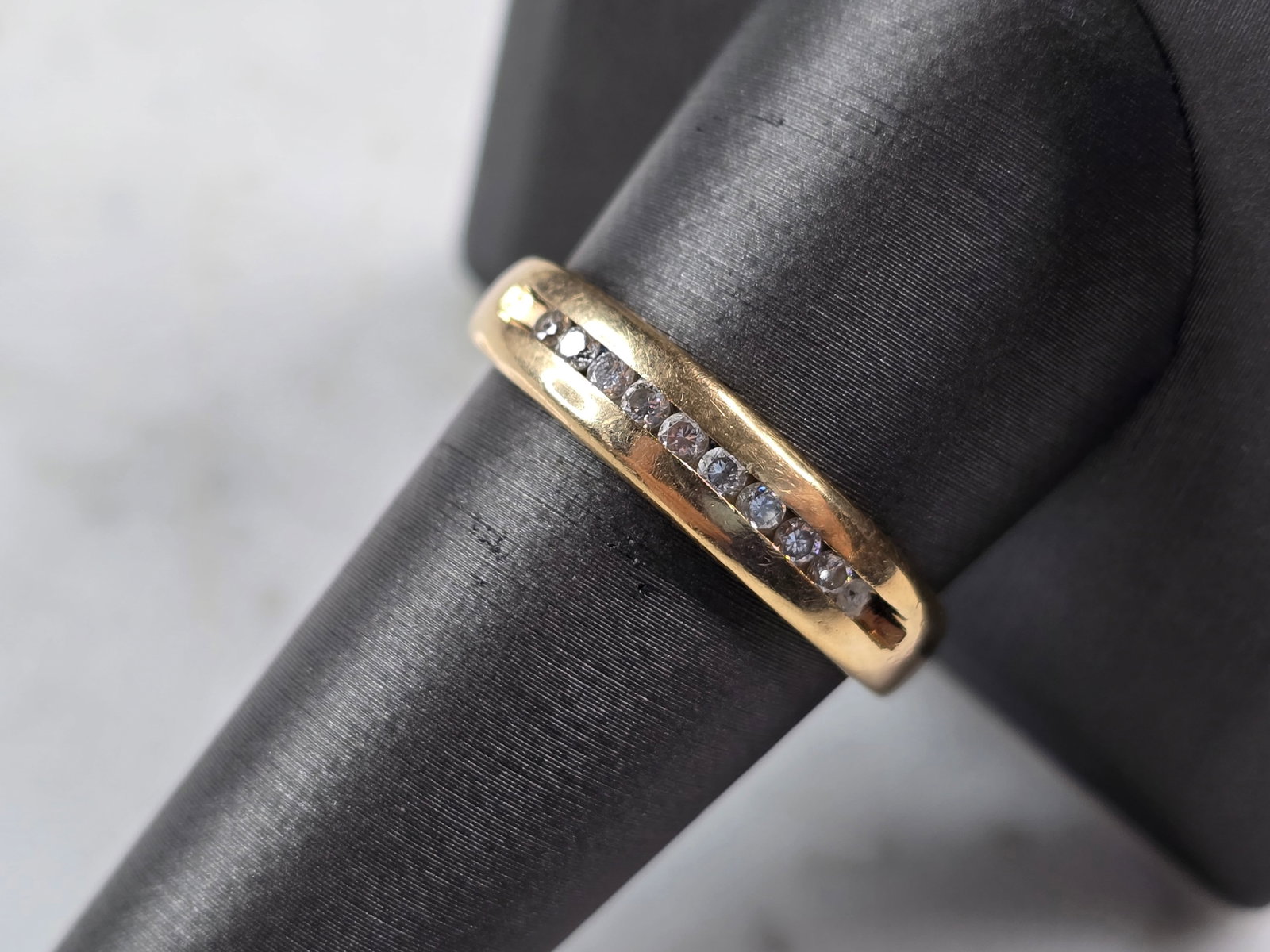 Mens Vintage Estate 14k Yellow Gold Diamond Ring: FOR SALE IS THIS WONDERFUL MENS 14K GOLD & DIAMOND WEDDING BAND RING. THE RING WEIGHS 4.4g. THE SIZE OF THE RING IS A 10.0. THERE ARE ABOUT .27cts OF DIAMONDS AND THE FACE IS ABOUT 3/16" WIDE. WOULD M