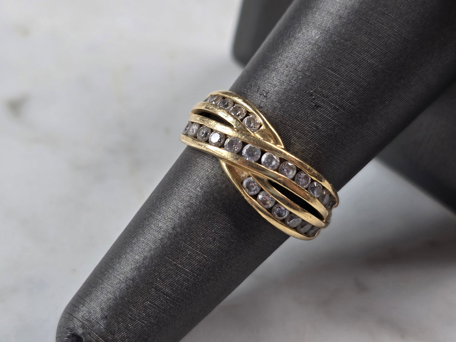 Womens Vintage Estate 14K Yellow Gold CZ Ring: A WOMENS VINTAGE ESTATE 14K YELLOW GOLD CZ RING. THE RING WEIGHS 3.8g AND IS A SIZE 6.75. RING IS STAMPED "14K" ON THE INSIDE. THIS WOULD MAKE A LOVELY GIFT FOR THAT SOMEONE SPECIAL. IF ANY OTHER QUES