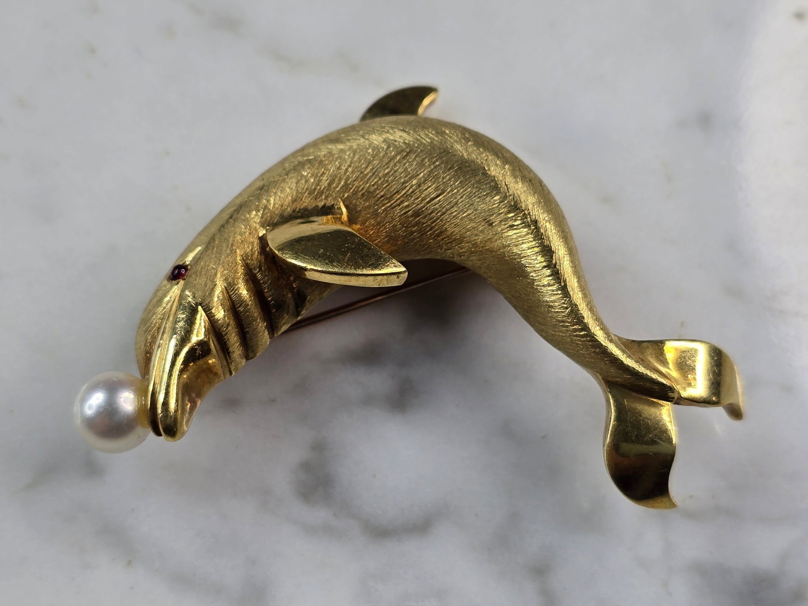 Womens Vintage Estate 18k Gold Dolphin Brooch: FOR SALE IS THIS LOVELY VINTAGE ESTATE 18K YELLOW GOLD DOLPHIN BROOCH. THE WEIGHT OF THE BROOCH IS 20.1g, AND MEASURES 2" LONG BY 1 1/2" WIDE. BROOCH IS STAMPED "18K" WITH A MAKERS MARK AND AN ETCHED 