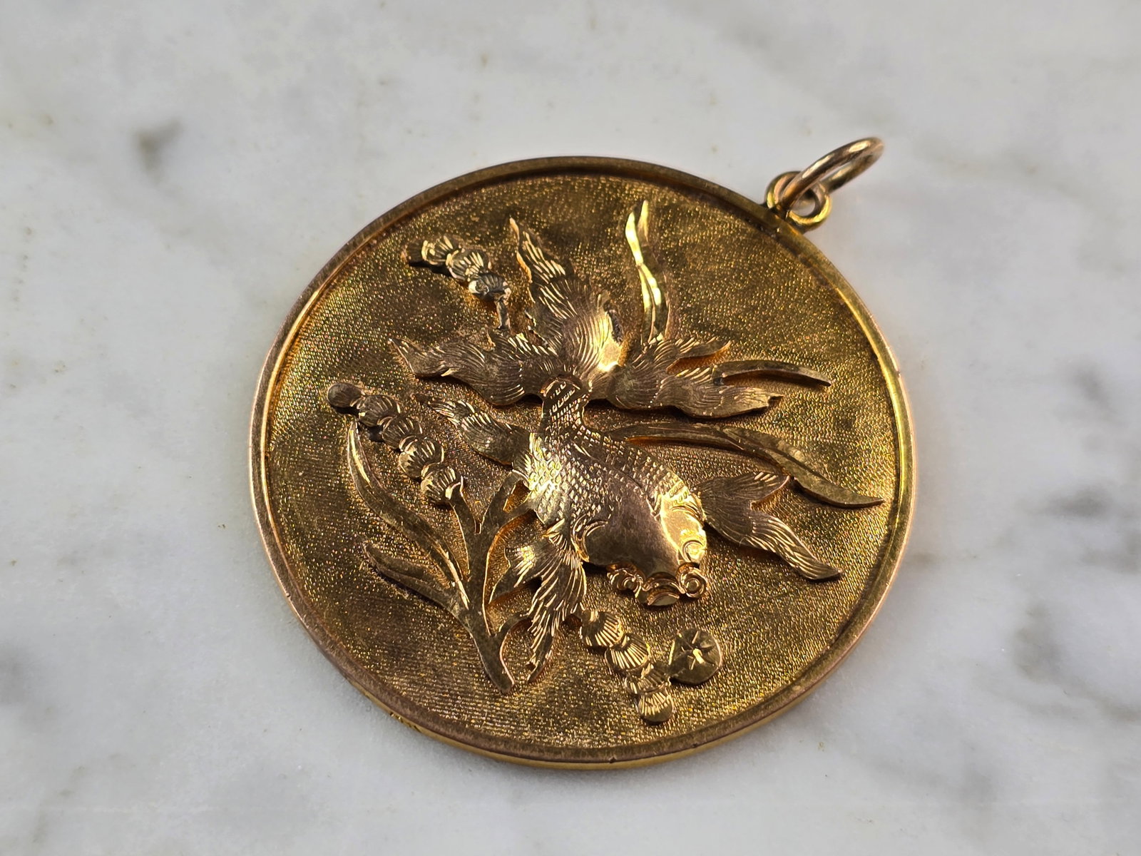 Womens Vintage 14K Yellow Gold Chinese Koi Fish Pendant: A WOMENS VINTAGE ESTATE 14K YELLOW GOLD CHINESE KOI FISH PENDANT. THE PENDANT WEIGHS 15.4g, AND MEASURES 2" BY 1 3/4" WITH THE BALE. PENDANT IS MARKED 14K ALONG THE EDGE, HOWEVER IT TESTED SLIGHTLY LE