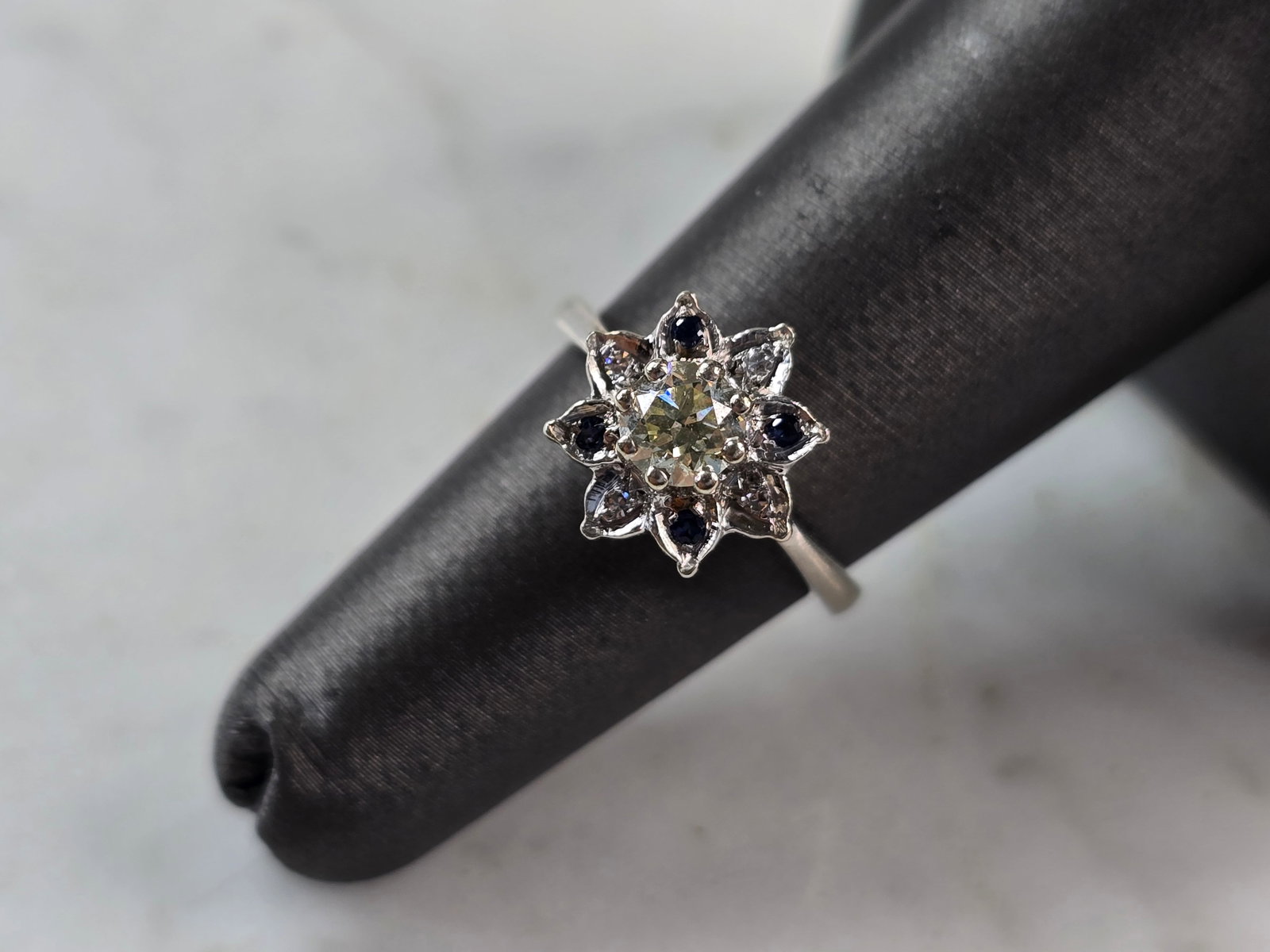 Womens Estate 14K Gold Sapphire & Diamond Ring: FOR SALE IS THIS WONDERFUL WOMENS 14K WHITE GOLD RING WITH BLUE SAPPHIRE STONES, AND ABOUT A .44cts OF DIAMONDS. THE RING WEIGHS 4.1g, AND IS A SIZE 5.5. THE CENTER DIAMOND IS .40cts. ANY QUESTIONS PL