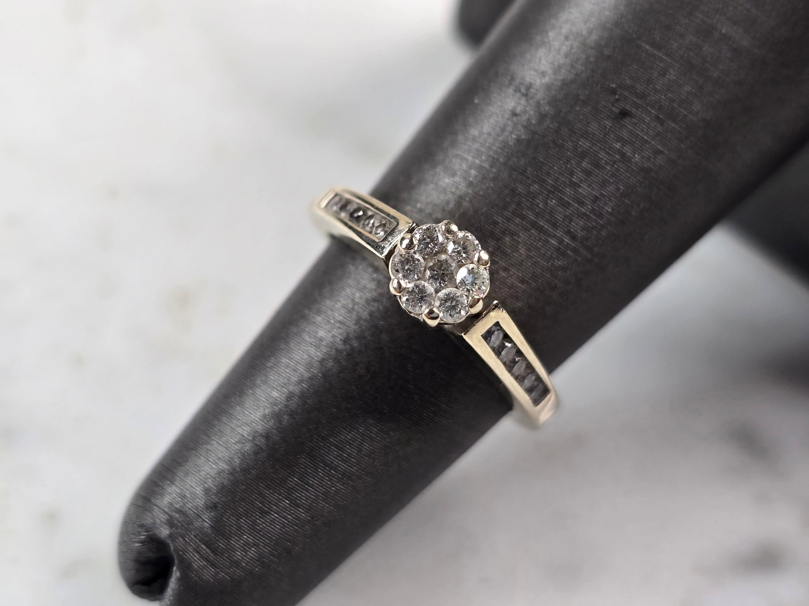 Womens Vintage Estate 14K White Gold Diamond Ring: FOR SALE IS THIS VINTAGE ESTATE 14K WHITE GOLD DIAMOND RING. THE RING IS A SIZE 5.0 AND WEIGHS 3.5g. THERE ARE ABOUT .41cts WORTH OF DIAMONDS. RING IS MARKED "14k". THE RING MAKES A BEAUTIFUL GIFT FOR