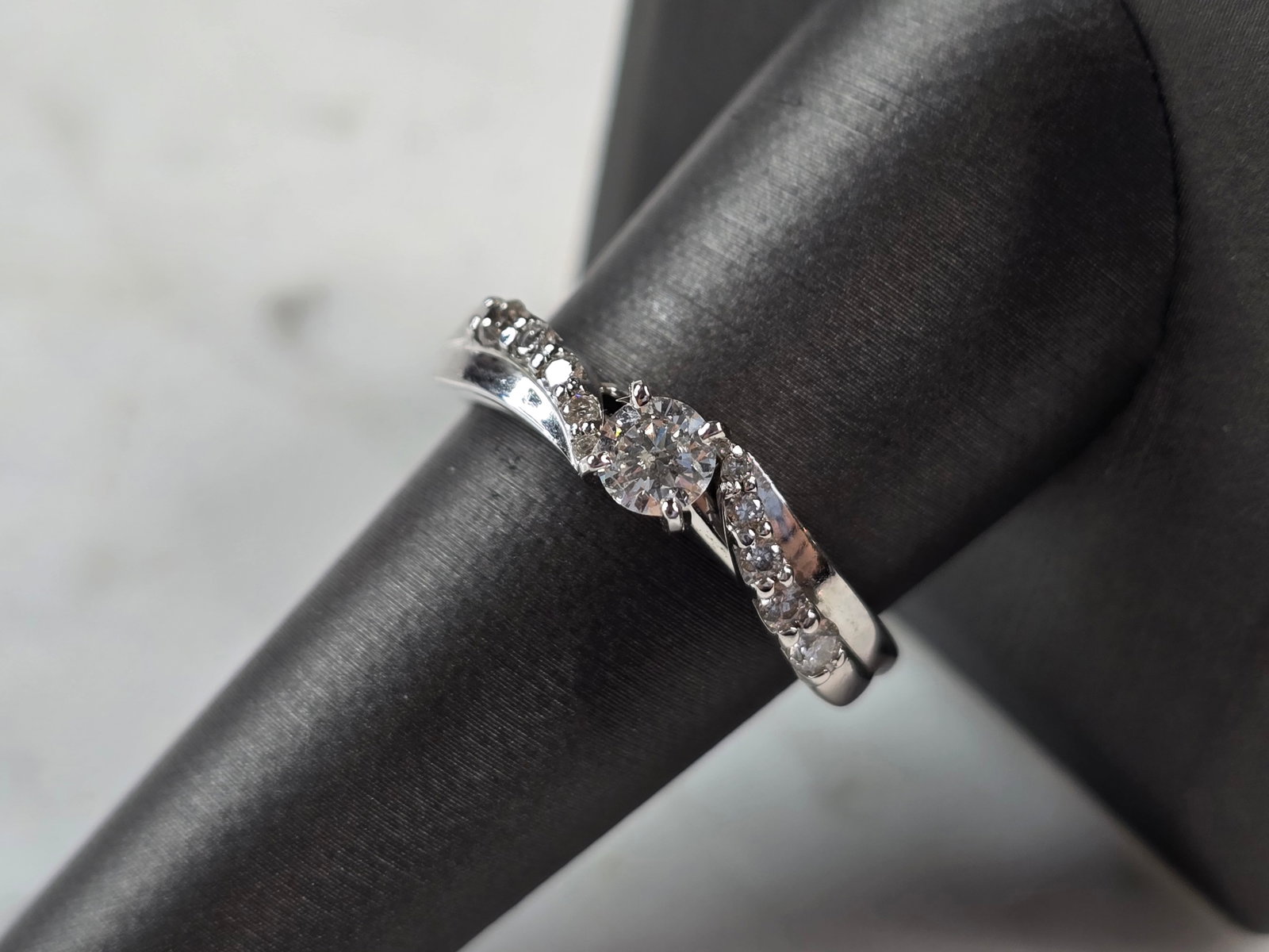 Womens Vintage Estate 14k Gold Diamond Ring: A WOMENS VINTAGE ESTATE 14K WHITE GOLD DIAMOND ENGAGEMENT RING. RING IS A SIZE 9.0, AND WEIGHS 4.7g. THERE ARE ABOUT 0.84cts OF DIAMONDS. THE WIDTH OF THE RING IS ABOUT 3/16". RING IS MARKED ON THE IN