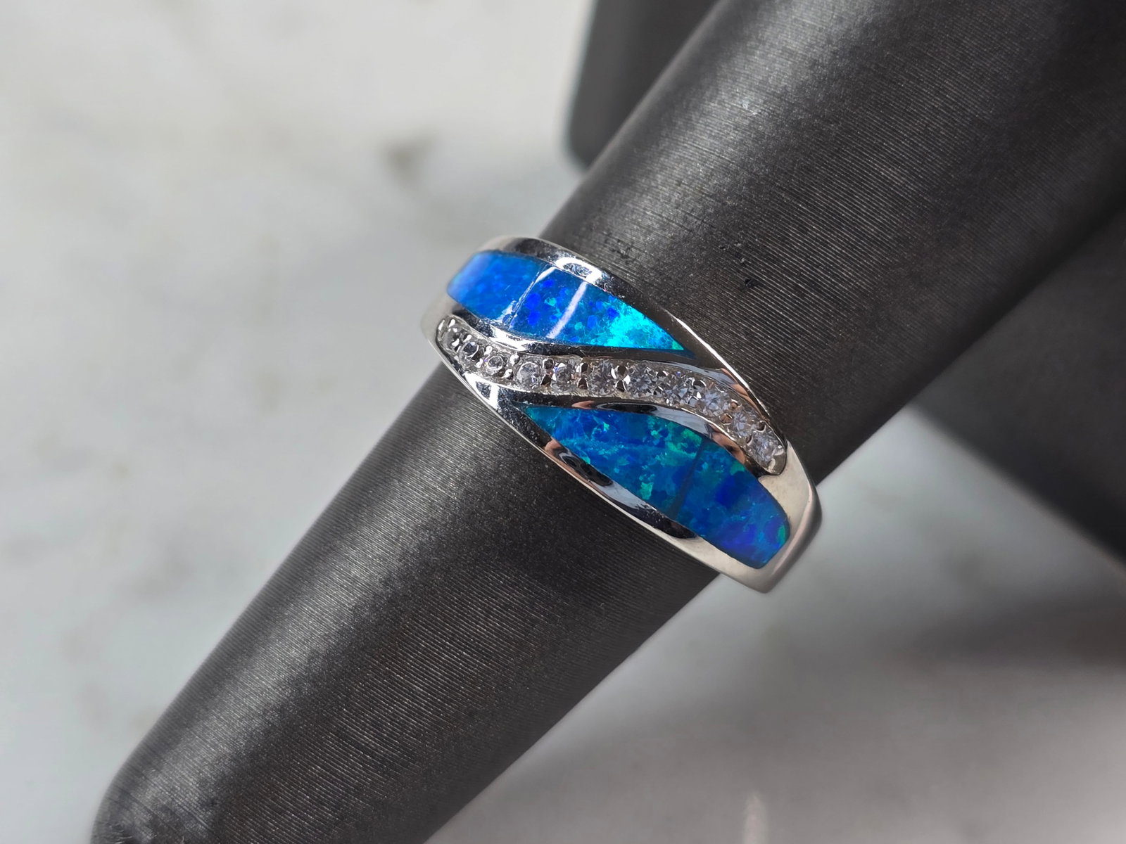 Womens Sterling Silver Modernist Blue Opal Ring: A WOMENS STERLING SILVER MODERNIST BLUE OPAL RING. THE RING IS A SIZE 8.0, AND WEIGHS 3.9g. THE RING MAKES A BEAUTIFUL GIFT FOR THAT SOMEONE SPECIAL. ANY OTHER QUESTIONS, PLEASE ASK. BE SURE TO CHECK 