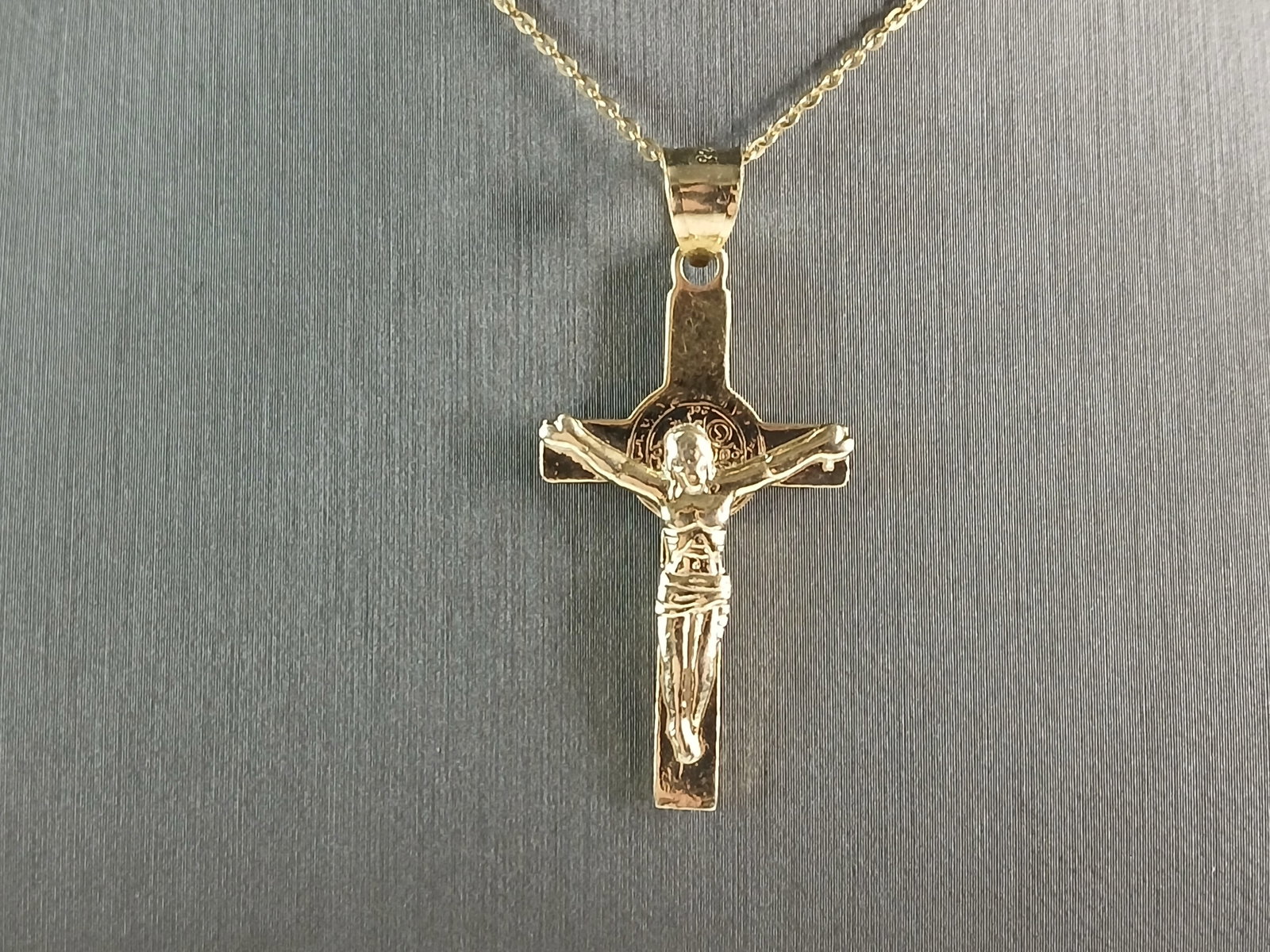 Womens Sterling Silver Gold Tone Religious Cross Pendant Necklace: A VERY NICE STERLING SILVER GOLD TONE RELIGIOUS CROSS PENDANT WITH NECKLACE THAT WEIGHS 7.0g. THE PENDANT MEASURES 1 5/8" LONG BY 3/4" WIDE. THE NECKLACE MEASURES 18" LONG. ANY QUESTIONS PLEASE DONT H