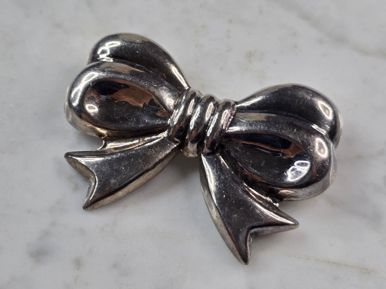 Womens Vintage Estate Sterling Silver Ribbon Bow Brooch: A VERY NICE WOMENS VINTAGE ESTATE STERLING SILVER RIBBON BOW BROOCH THAT WEIGHS 21.3g, AND MEASURES 2 5/8" LONG BY 1 7/8" WIDE. ANY OTHER QUESTIONS PLEASE DONT HESITATE TO ASK. BE SURE TO CHECK OUT SO