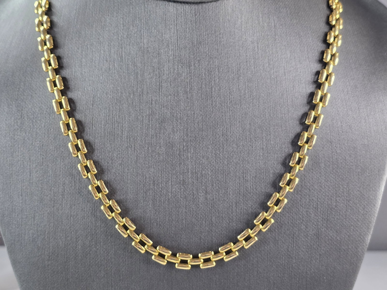 Womens Vintage Estate 14K Yellow Gold Necklace: A WOMENS VINTAGE ESTATE 14K YELLOW GOLD NECKLACE. THE NECKLACE WEIGHS 22.3g. THE NECKLACE MEASURES 19" LONG BY 1/4" WIDE. MAKES A GREAT GIFT FOR THAT SOMEONE SPECIAL. ANY QUESTIONS, PLEASE ASK. BE SUR