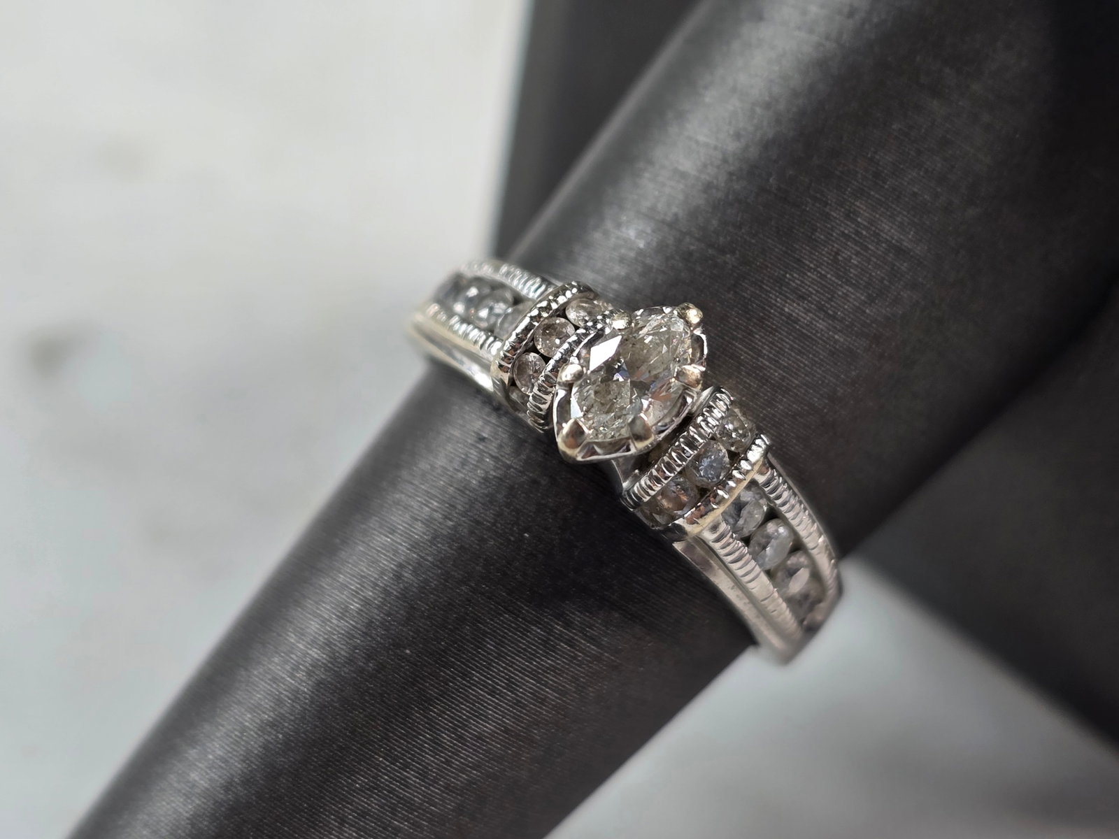 Womens Vintage Estate 14K White Gold Diamond Ring: FOR SALE IS THIS LOVELY VINTAGE 14K WHTIE GOLD DIAMOND RING WITH A TOTAL OF ABOUT .81cts OF DIAMONDS. THE TOTAL WEIGHT IS 5.1g, AND IS A SIZE 8.5. ANY QUESTIONS PLEASE DONT HESITATE TO ASK. BE SURE TO