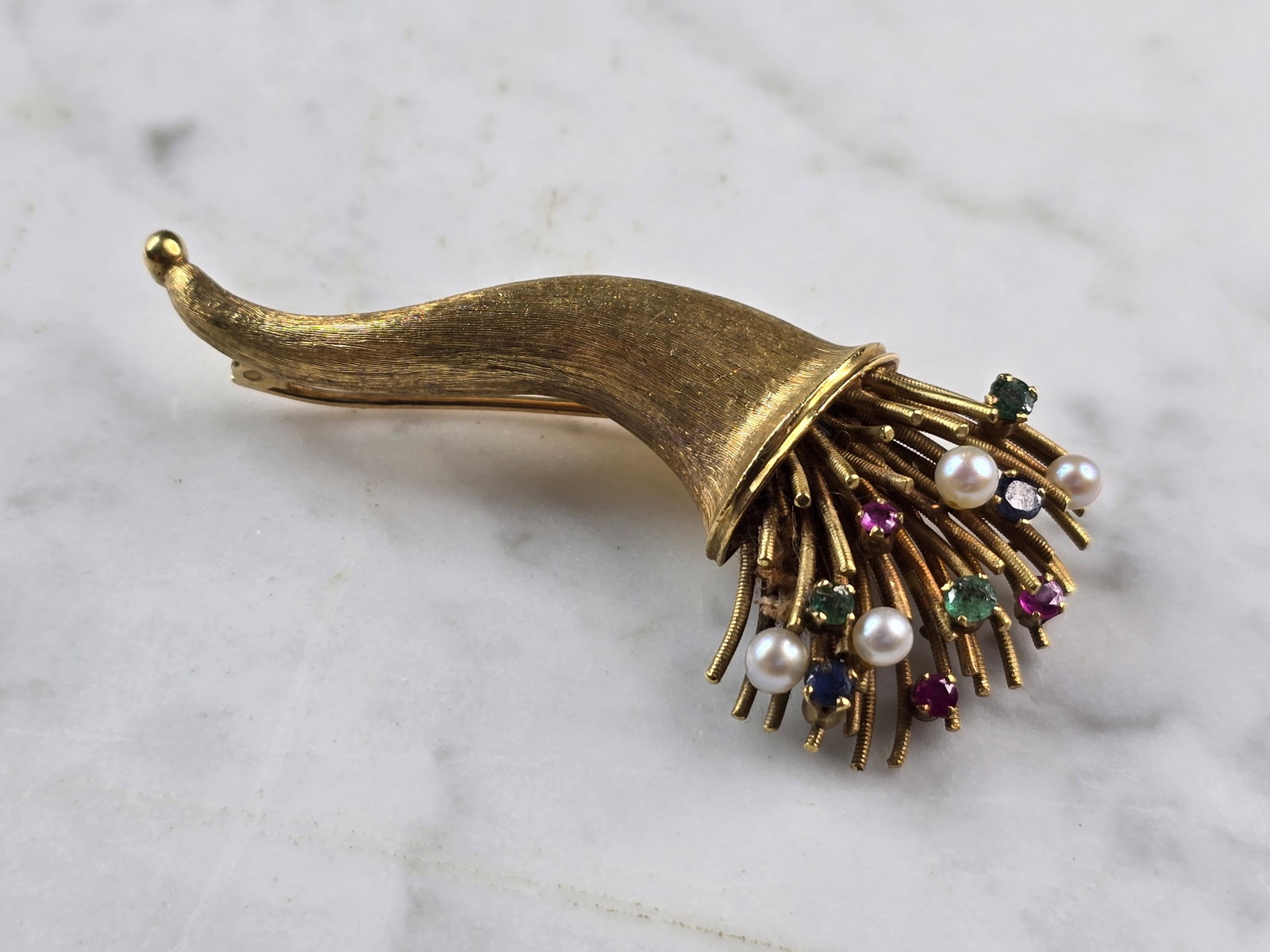 Women Vintage Estate 18k Gold Brooch: A VINTAGE WOMENS 18K GOLD BROOCH. THE BROOCH MEASURES 2 1/2" LONG BY 1" WIDE AND WEIGHS 19.9g. AS YOU MAY BE ABLE TO SEE IT IS MARKED "K18" WITH A MAKERS MARK THAT IS HARD TO MAKE OUT. LOOKS LIKE "EZ"