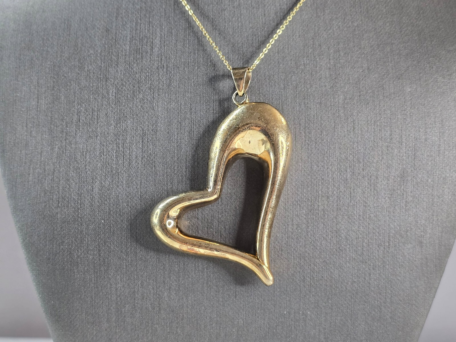 Womens Estate Sterling Silver Gold Tone Heart Pendant Necklace: A BEAUTIFUL WOMEN'S VINTAGE ESTATE STERLING SILVER GOLD TONE HEART PENDANT WITH NECKLACE . THE PENDANT MEASURES 2 1/2" LONG BY 2" WIDE. THE NECKLACE MEASURES 18". TOGETHER THEY WEIGH 11.9g. AS YOU MAY