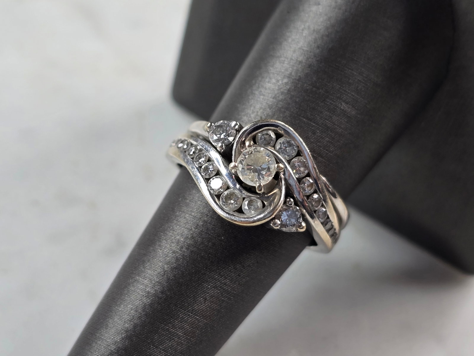 Womens Vintage Estate 14K White Gold Diamond Engagement Ring Set: FOR SALE IS THIS VINTAGE ESTATE 14K WHITE GOLD DIAMOND ENGAGEMENT RING SET. THE RING IS A SIZE 8.25, AND WEIGHS 7.7g. THERE ARE ABOUT 1.26cts OF DIAMONDS BETWEEN THE TWO RINGS. RING MAKES A BEAUTIFUL 