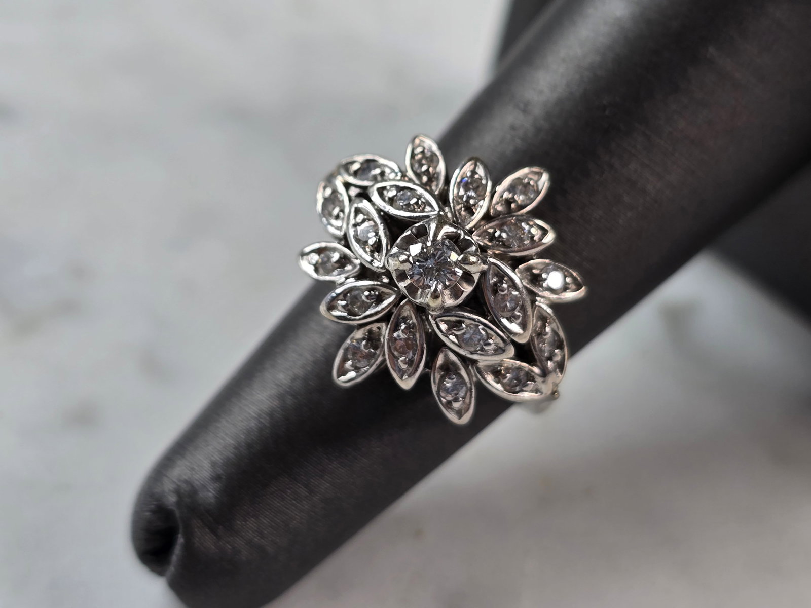 Stunning Women's Vintage 14K White Gold Diamond Ring: FOR SALE IS THIS WOMEN'S VINTAGE ESTATE 14K WHITE GOLD DIAMOND FLOWER RING. THE SIZE OF THE RING IS A 5.0, AND WEIGHS 6.1g. THERE ARE ABOUT .33cts OF DIAMONDS. THE CENTER DIAMOND IS ABOUT .15cts. THIS
