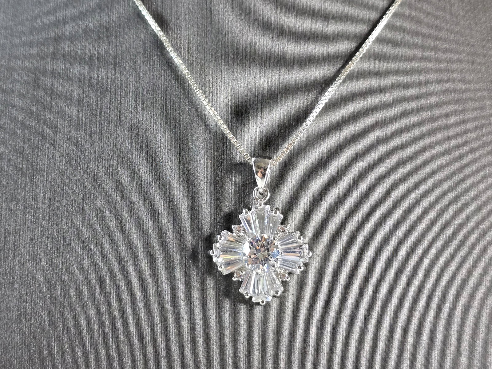 Womens Vintage Estate Sterling Silver CZ Snowflake Pendant w/ Necklace: A WOMENS VINTAGE ESTATE STERLING SILVER CZ SNOWFLAKE PENDANT WITH NECKLACE. TOGETHER THEY WEIGH 5.1g. THE PENDANT MEASURES 7/8" LONG BY 5/8" WIDE. THE NECKLACE MEASURES 18" LONG. MAKES A GREAT GIFT FO