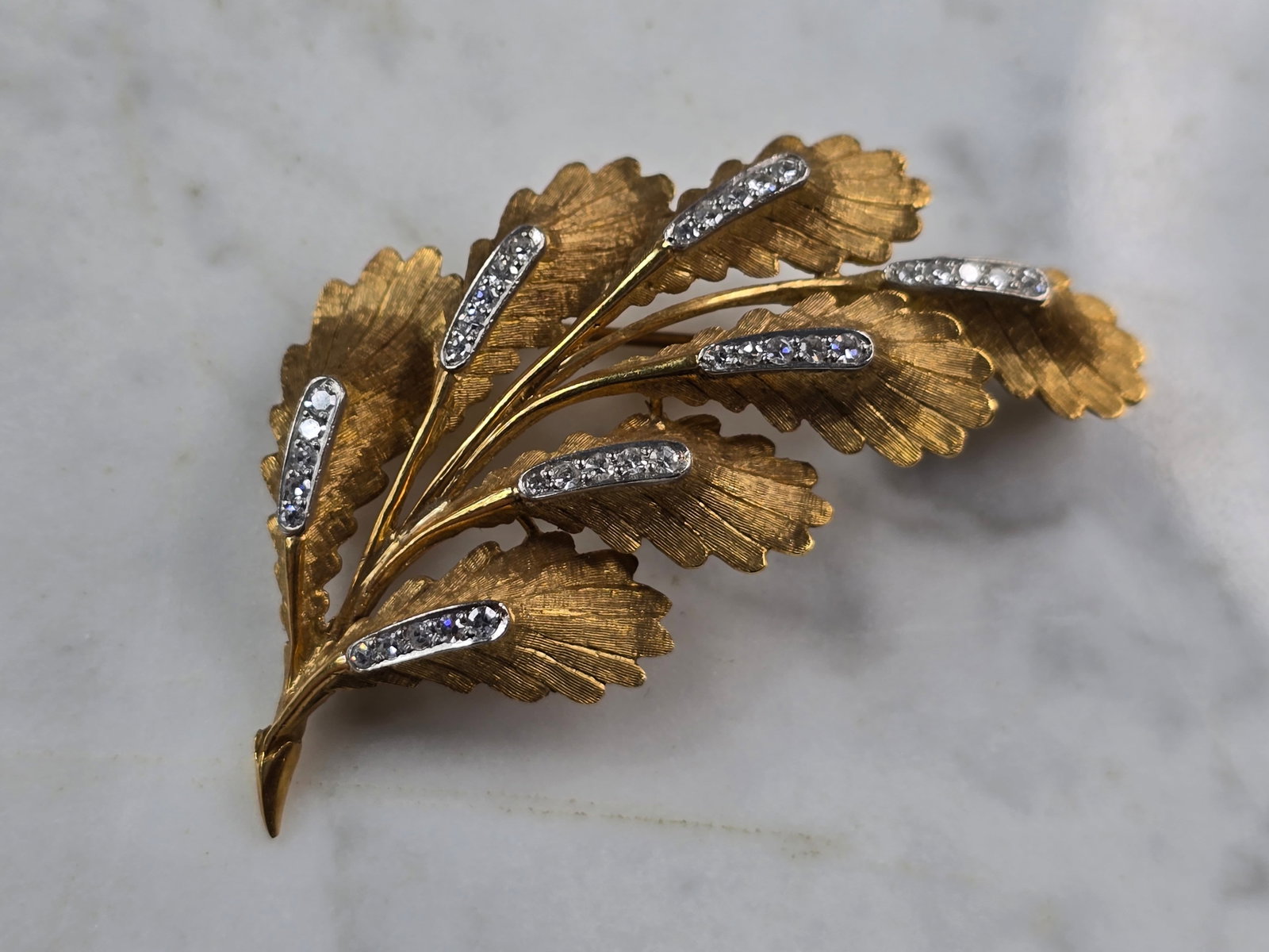 Womens Vintage Estate 18K Gold Diamond Oak Leaf Brooch: FOR SALE IS THIS LOVELY VINTAGE 18K YELLOW GOLD DIAMOND OAK LEAF BROOCH. THERE ARE ABOUT 1.05cts OF DIAMONDS IN THIS BROOCH. THE BROOCH WEIGHS 14.5g, AND MEASURES 2 1/4" LONG BY 1 1/8" WIDE. PIECE IS 