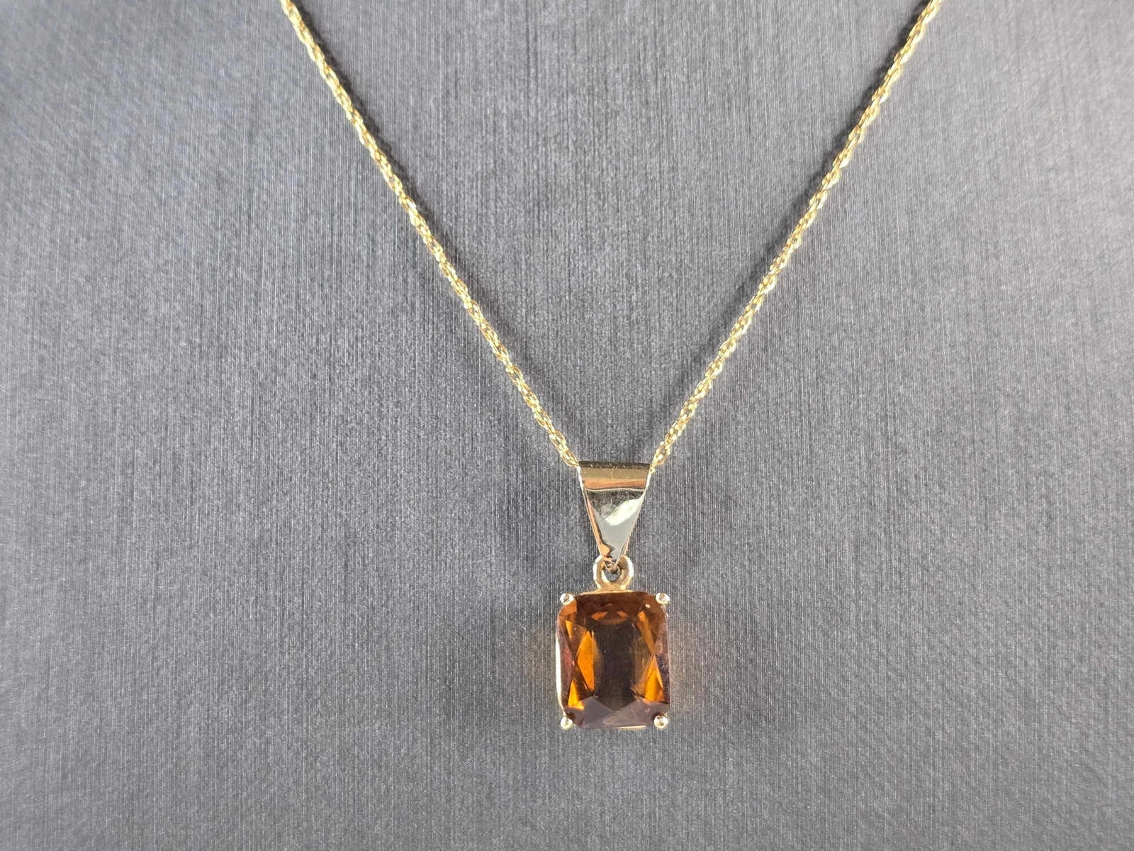 Women's Vintage Estate 14K Gold Citrine Pendant w/ Necklace: A WOMENS VINTAGE ESTATE 14K YELLOW GOLD NECKLACE WITHA CITRINE COLORED STONE PENDANT. THE NECKLACE AND PENDANT WEIGHS 4.1g. THE NECKLACE MEASURES 19" LONG, AND THE PENDANT MEASURES 1" BY 3/8". THIS MA