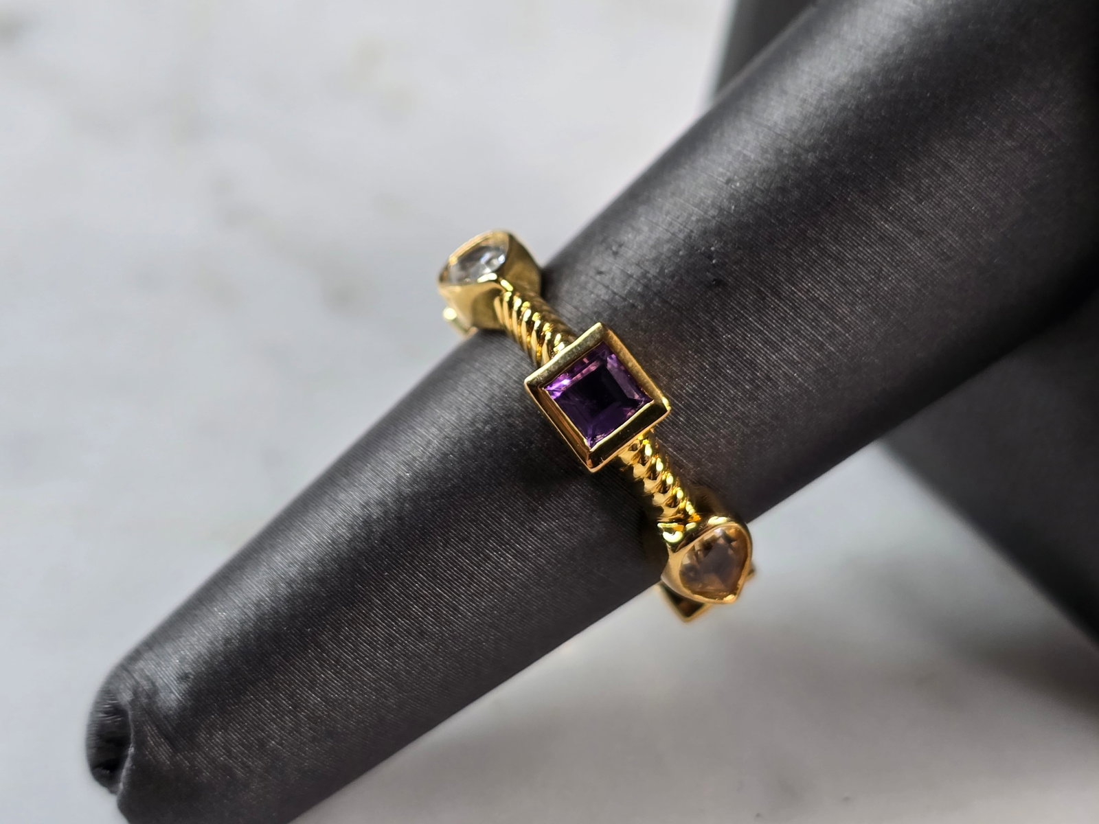 Womens Sterling Silver Gold Tone Modernist Multi Stone Ring: A WOMEN'S VINTAGE ESTATE STERLING SILVER MODERNIST GOLD TONE MULTI STONE RING. THE RING SIZE IS A 7.0, AND WEIGHS 4.0g. THE WIDTH OF THE RING IS 1/4". NOT SURE IF THE STONES ARE NATURAL OR MAN MADE. T