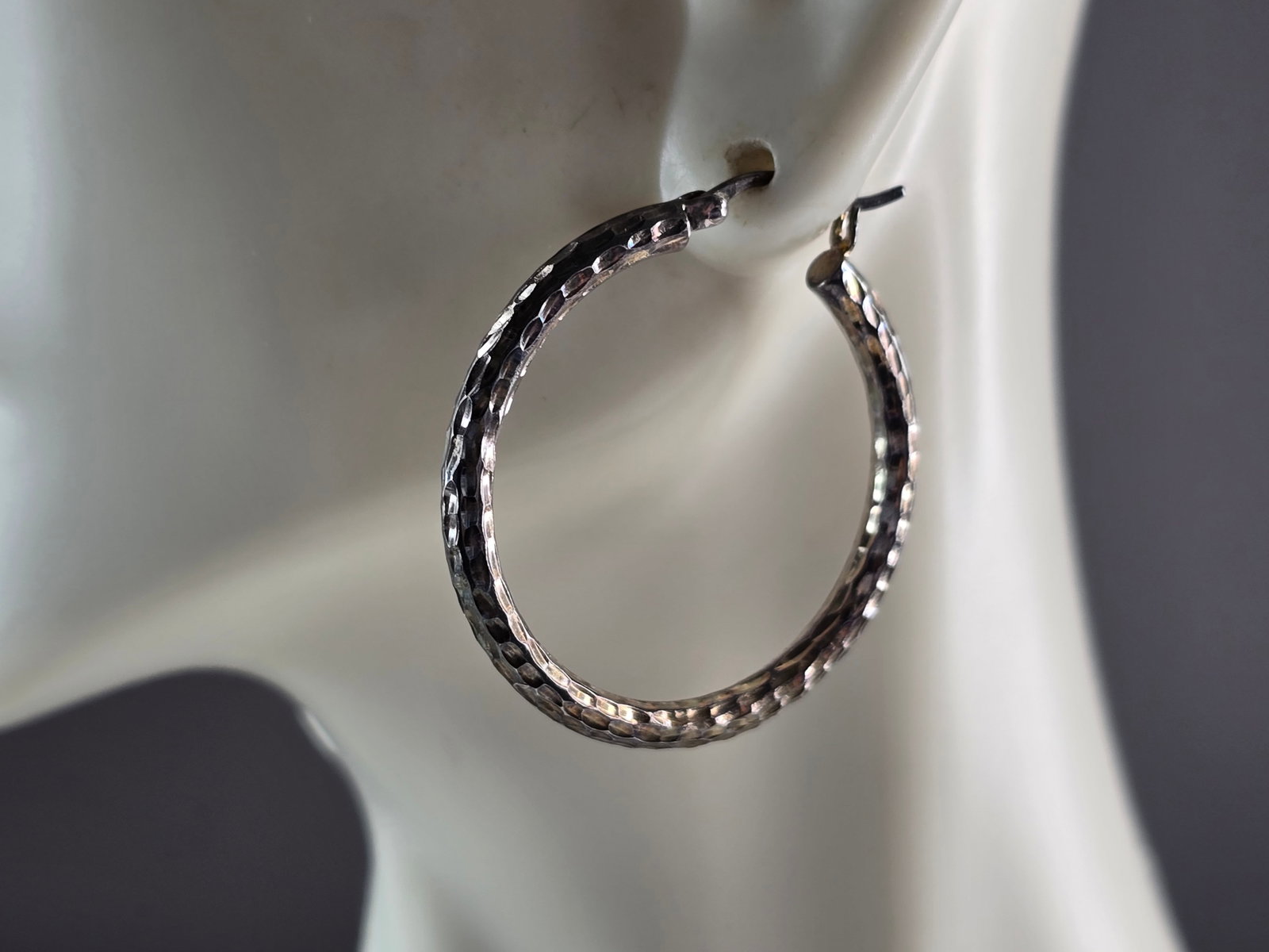 Womens Vintage Estate Sterling Silver Hoop Earrings: FOR SALE IS THIS PAIR OF WOMENS STERLING SILVER HOOP EARRINGS. EARRINGS WEIGH 2.7g AND MEASURES 1 1/4" IN DIAMETER. ANY OTHER QUESTIONS, PLEASE DO NOT HESITATE TO ASK. BE SURE TO CHECK OUT SOME OF MY 