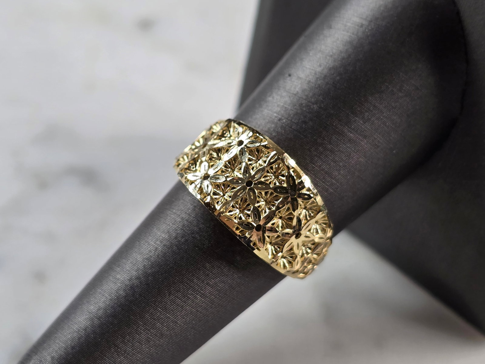 Womens 10K Yellow Gold Modernist Filigree Ring: A WOMENS 10K YELLOW GOLD MODERNIST FILIGREE RING. THE RING IS A SIZE 8.0 AND WEIGHS 1.4g. THE WIDTH OF THE RING IS 3/8". THE RING MAKES A LOVELY GIFT FOR THAT SOMEONE SPECIAL. ANY QUESTIONS, PLEASE AS