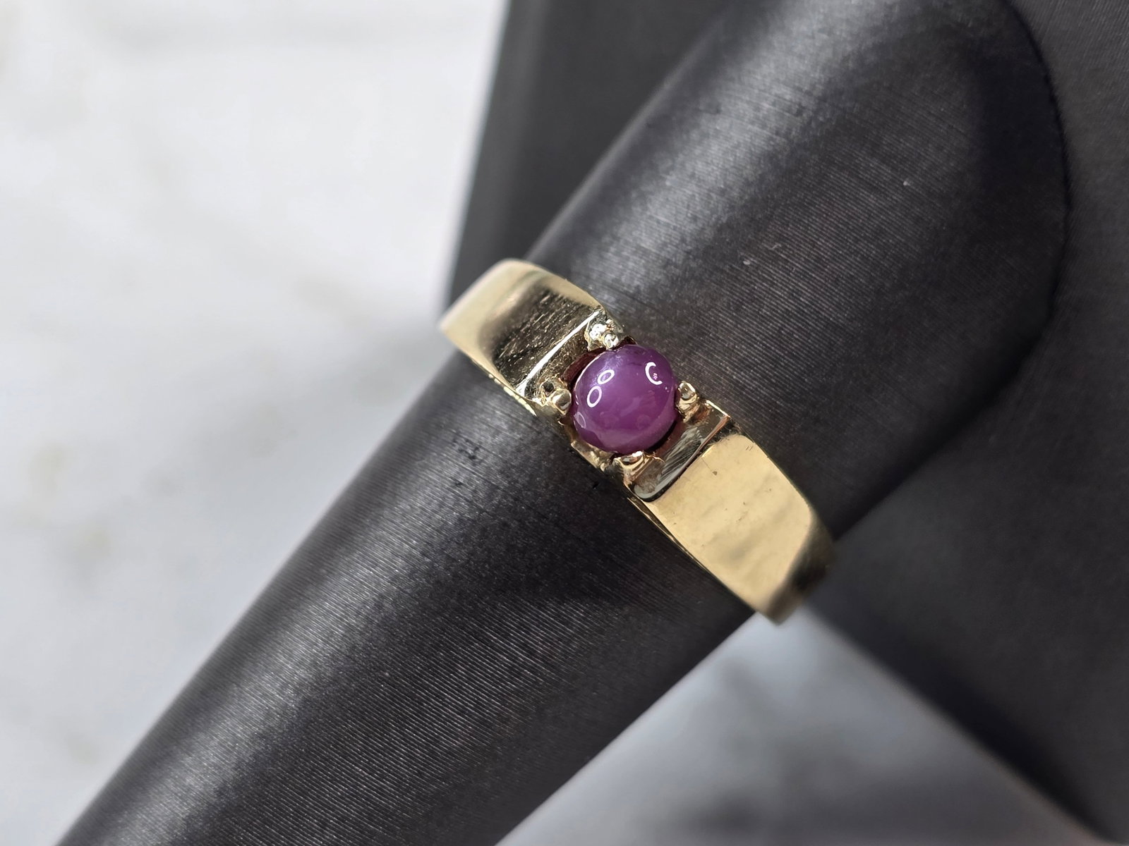 Womens Vintage Estate 14k Gold Ring w/ Pink Stone: FOR SALE IS A LOVELY WOMENS VINTAGE ESTATE 14K YELLOW GOLD RING WITH A STRIKING PINK STONE. THE RING SIZE IS A 9.75, AND WEIGHS 4.4g. RING IS MARKED "14KP". THE "P" STANDS FOR PLUMB, NOT PLATED. THIS 