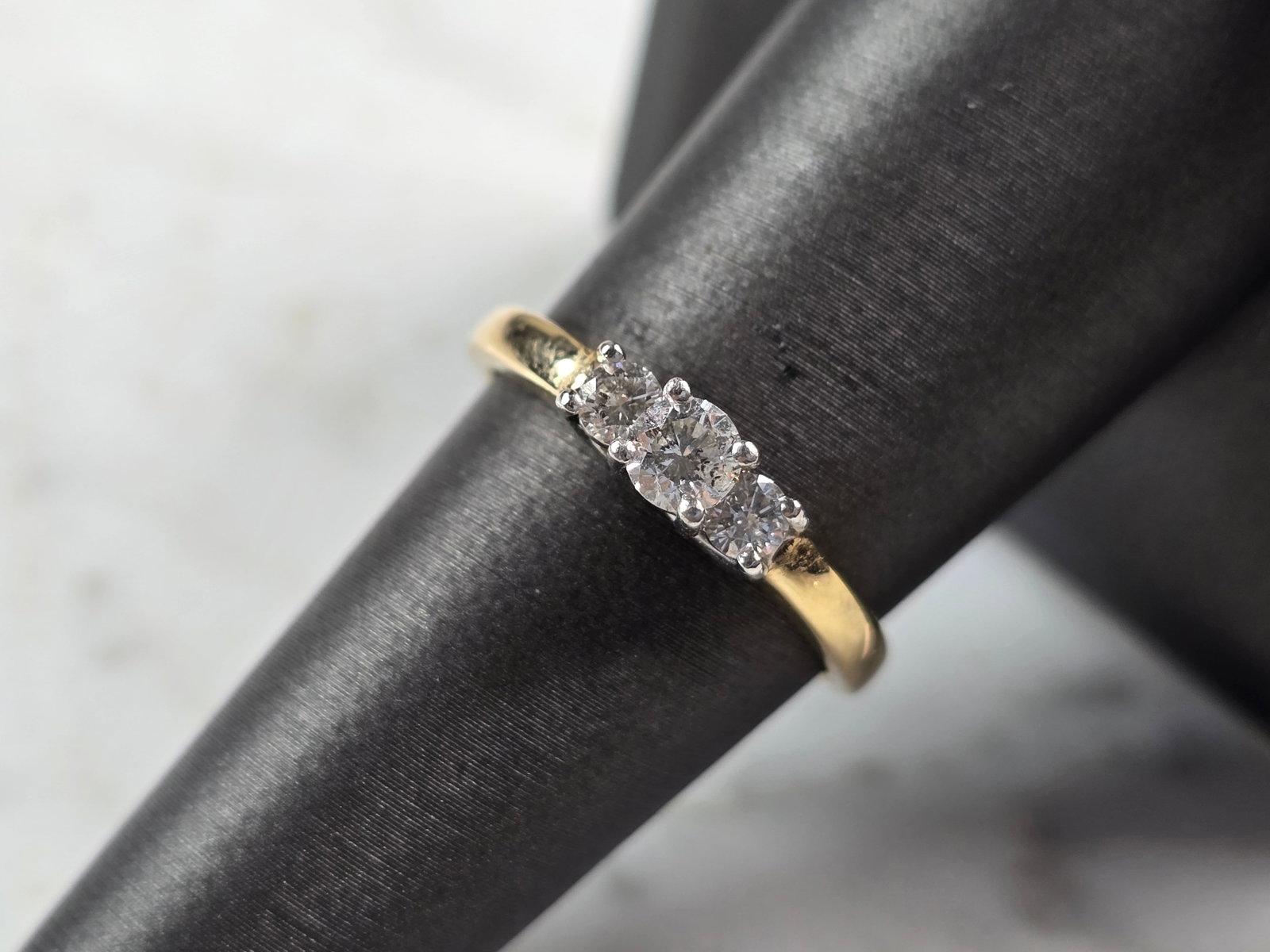 Women's Vintage 14K Gold Platinum Diamond Ring: FOR SALE IS THIS VINTAGE ESTATE 14K GOLD DIAMOND RING WITH PLATINUM. THE RING IS A SIZE 7.5 AND WEIGHS 3.4g. THERE ARE ABOUT .40cts OF DIAMONDS. NOT SURE WHAT GRADE THE DIAMONDS ARE BUT THEY DO HAVE A