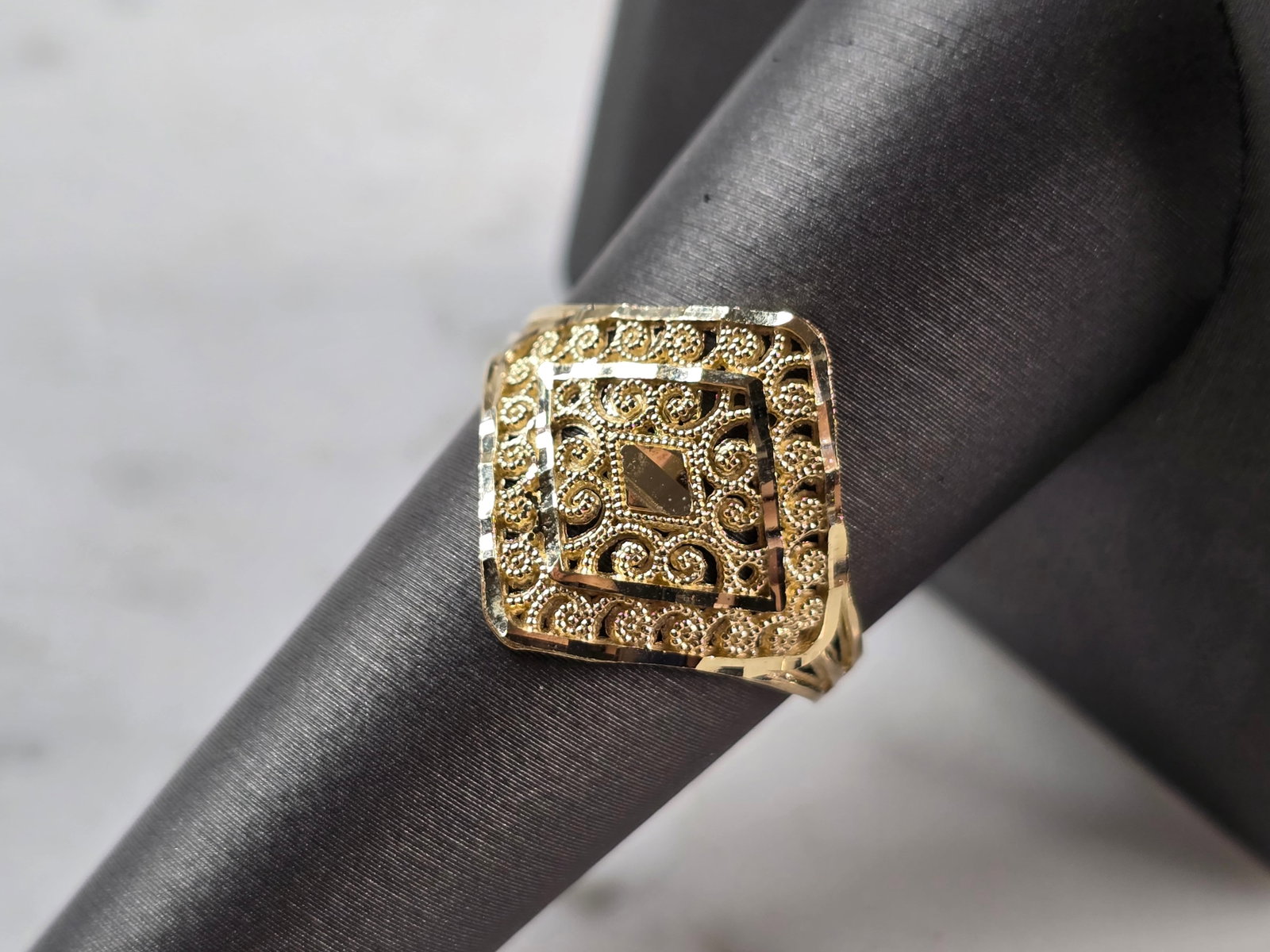 Womens 10K Yellow Gold Modernist Filigree Ring: A WOMENS 10K YELLOW GOLD MODERNIST FILIGREE RING. THE RING IS A SIZE 8.75 AND WEIGHS 1.6g. THE WIDTH OF THE RING IS 3/4". THE RING MAKES A LOVELY GIFT FOR THAT SOMEONE SPECIAL. ANY QUESTIONS, PLEASE A