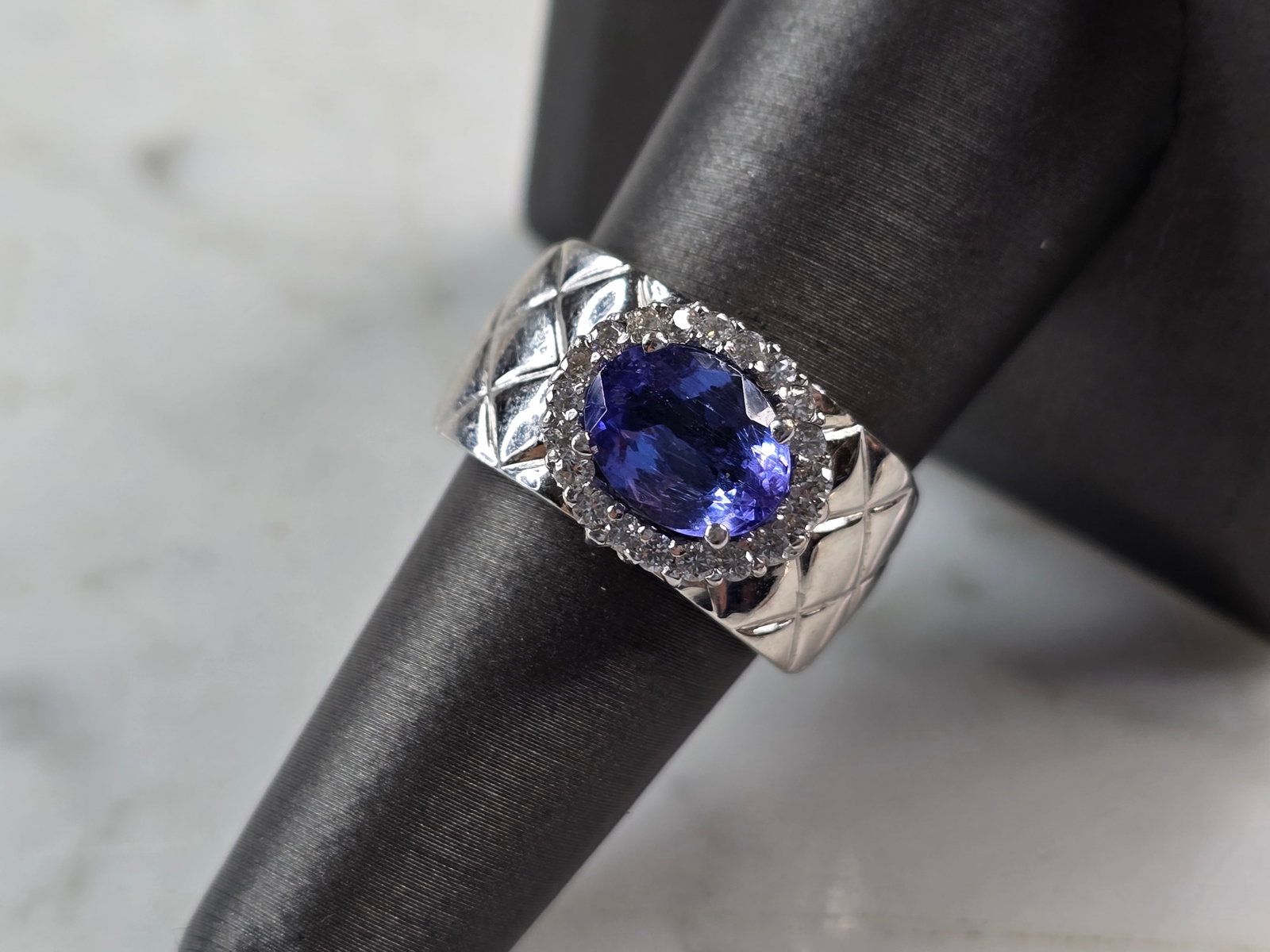 Womens Vintage Estate 18K White Gold Tanzanite & Diamond Ring: A WOMENS VINTAGE ESTATE 18K WHITE GOLD TANZANITE & DIAMOND RING. THE RING IS A SIZE 7.75 AND WEIGHS 10.2g. RING HAS ABOUT .60cts OF DIAMONDS. THE TANZANITE STONE IS ABOUT 2.25cts. RING IS MARKED 18K. 