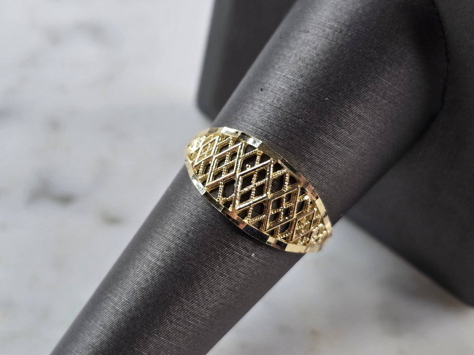 Womens 10K Yellow Gold Modernist Filigree Ring: A WOMENS 10K YELLOW GOLD MODERNIST FILIGREE RING. THE RING IS A SIZE 9.0 AND WEIGHS 1.2g. THE WIDTH OF THE RING IS 3/8". THE RING MAKES A LOVELY GIFT FOR THAT SOMEONE SPECIAL. ANY QUESTIONS, PLEASE AS