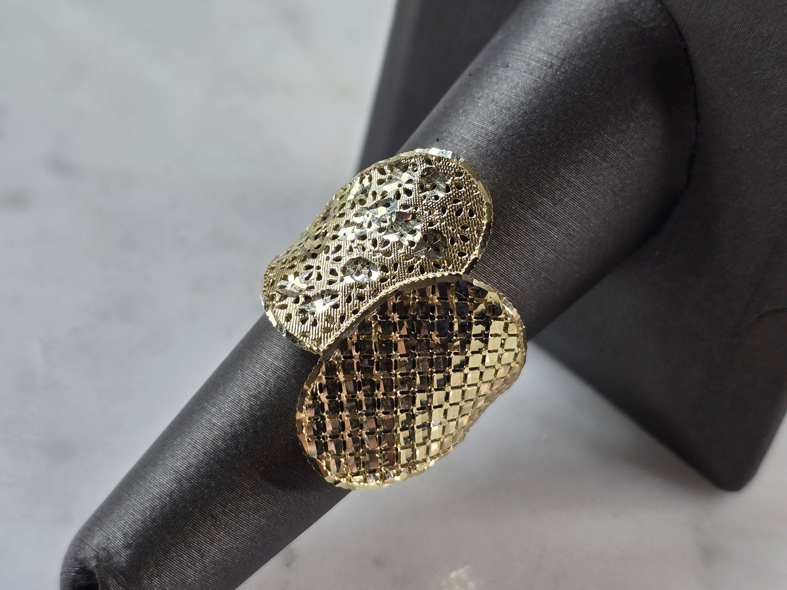 Womens 10K Yellow Gold Modernist Filigree Ring: A WOMENS 10K YELLOW GOLD MODERNIST FILIGREE RING. THE RING IS A SIZE 7.5 AND WEIGHS 2.7g. THE WIDTH OF THE RING IS 1". THE RING MAKES A LOVELY GIFT FOR THAT SOMEONE SPECIAL. ANY QUESTIONS, PLEASE ASK.