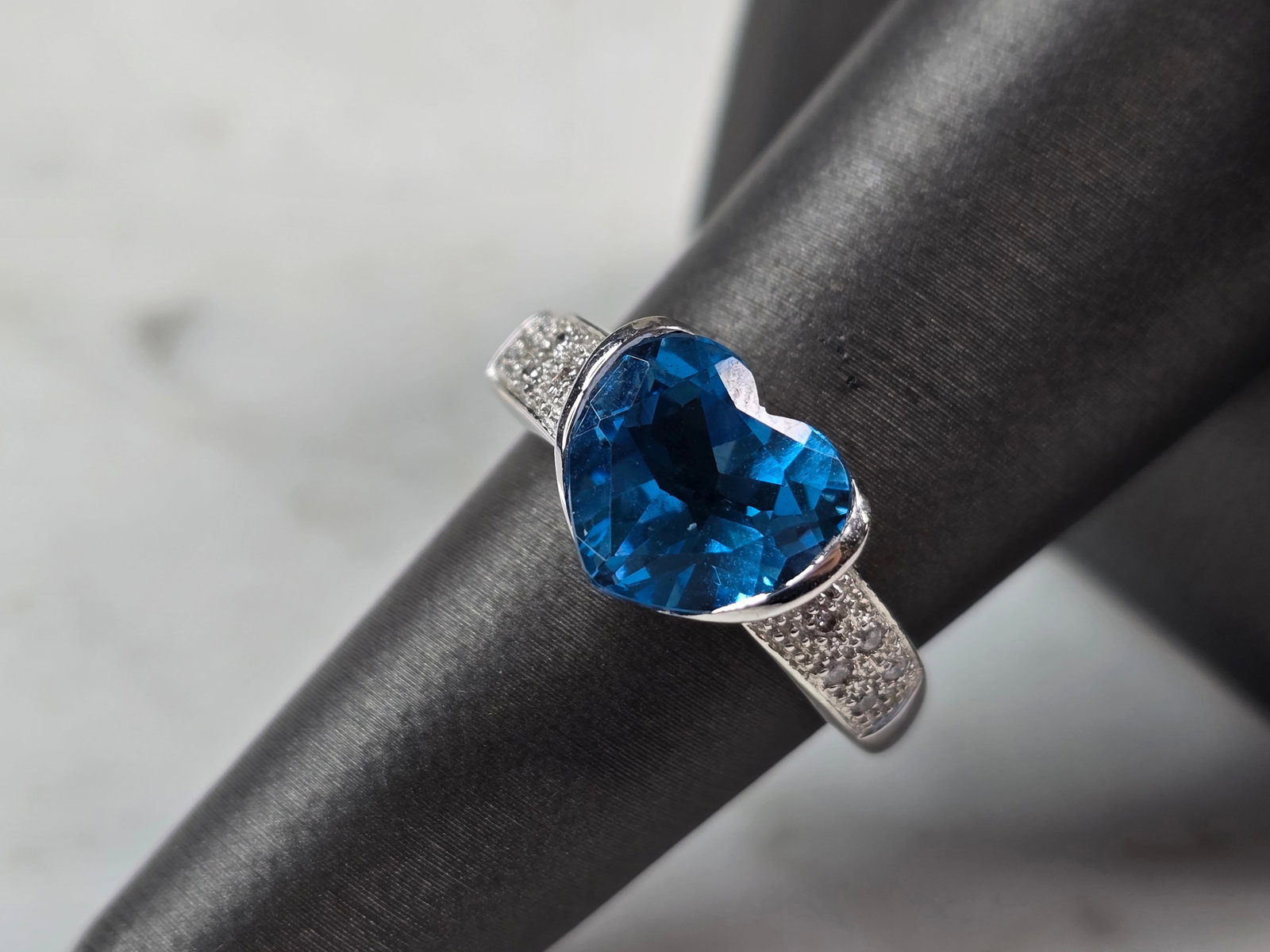 Womens 14K White Gold Topaz & Diamond Heart Ring: FOR SALE IS THIS LOVELY VINTAGE 14K WHITE GOLD RING WITH A LARGE TOPAZ COLORED HEART SHAPED STONE SURROUNDED BY .10cts OF DIAMONDS. NOT SURE IF THE TOPAZ STONE IS REAL OR MAN MADE. THE TOTAL WEIGHT IS
