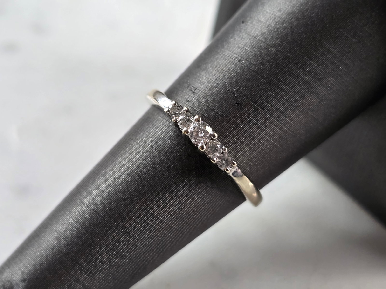 Womens Vintage Estate 10K White Gold Diamond Ring: FOR SALE IS THIS LOVELY VINTAGE 10K WHITE GOLD DIAMOND RING WITH A TOTAL OF ABOUT .15cts OF DIAMONDS. THE TOTAL WEIGHT IS 2.0g, AND IS A SIZE 7.25. RING MEASURES 1/8" WIDE. RING IS MARKED 10k ON THE I