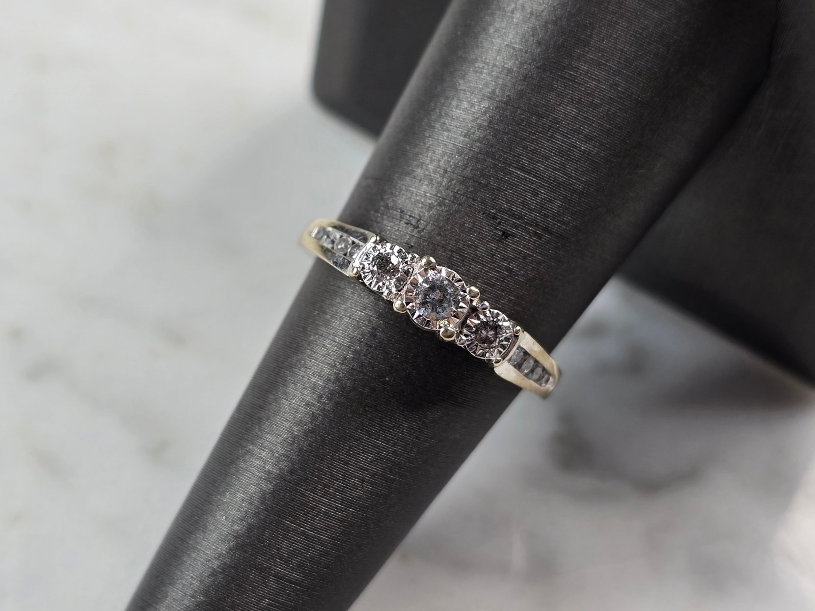 Womens Vintage Estate 10K Gold Diamond Ring: FOR SALE IS THIS LOVELY VINTAGE 10K WHITE GOLD DIAMOND RING WITH A TOTAL OF ABOUT .21cts OF DIAMONDS. THE TOTAL WEIGHT IS 2.7g, AND IS A SIZE 7.0. RING IS MARKED 10k ON THE INSIDE OF THE BAND. ANY QUE
