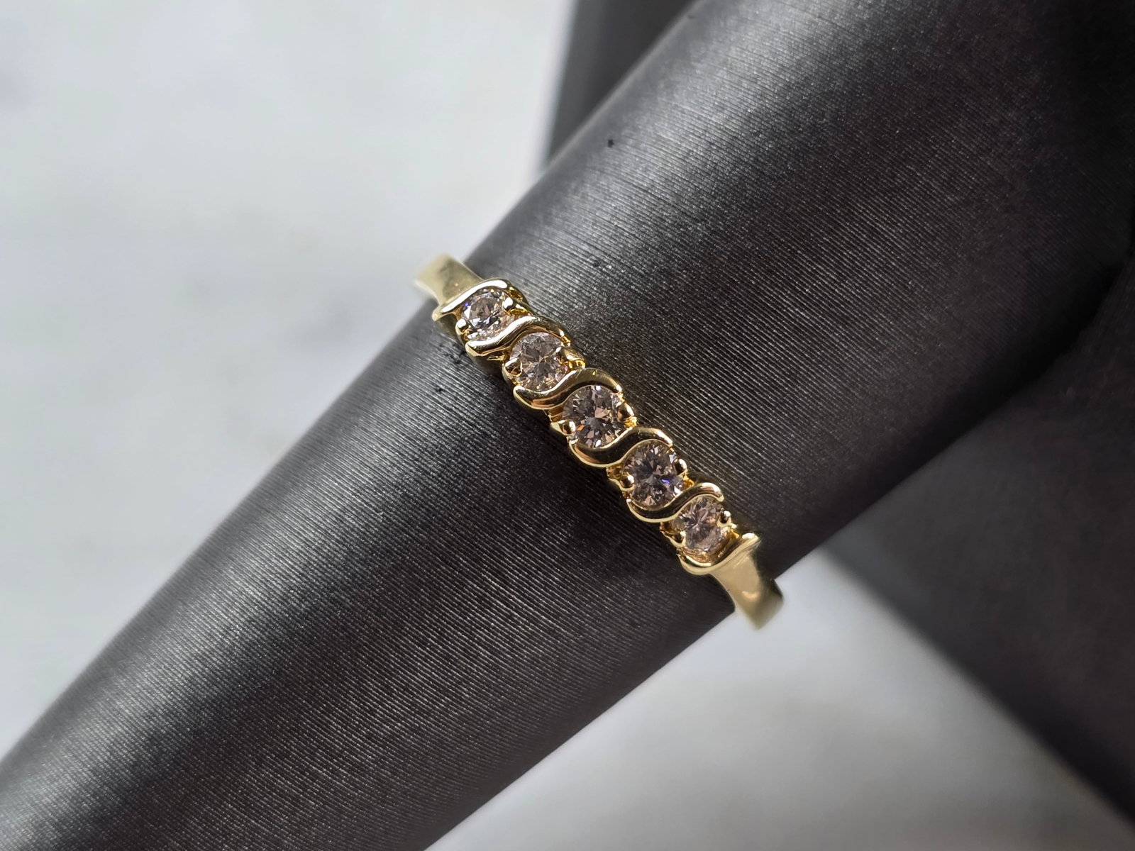 Womens Vintage Estate 14K Yellow Gold Diamond Ring: A WOMENS VINTAGE ESTATE 14K YELLOW GOLD DIAMOND RING. THE RING WEIGHS 1.8g, AND IS A SIZE 8.5. THE CARAT WEIGHT OF THE DIAMONDS ARE ABOUT 0.25cts. THE WIDTH OF THE RING IS ABOUT 1/8". ANY QUESTIONS PL