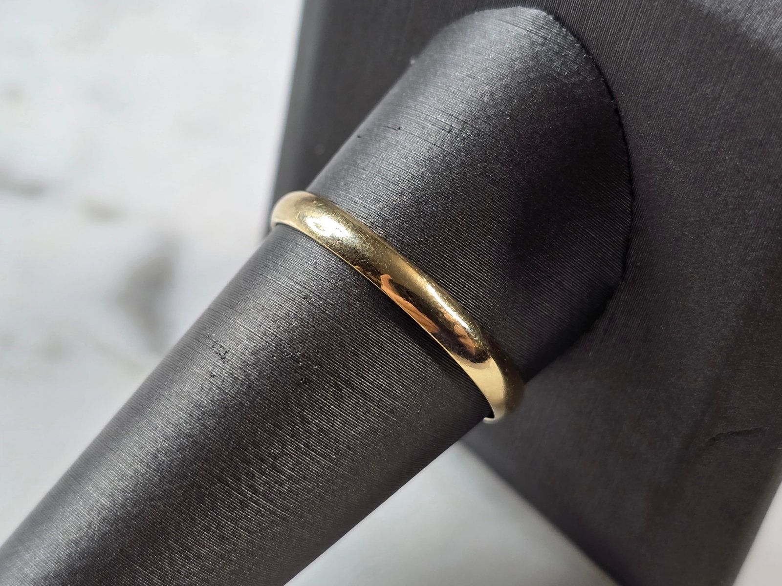 Mens Vintage Estate 10k Yellow Gold Wedding Band Ring: A MENS VINTAGE ESTATE 10K YELLOW GOLD WEDDING BAND. THE SIZE OF THE RING IS A 10.75, AND WEIGHS 1.5g. THE WIDTH OF THE BAND IS 1/8". ANY QUESTIONS PLEASE DO NOT HESITATE TO ASK. BE SURE TO CHECK OUT S
