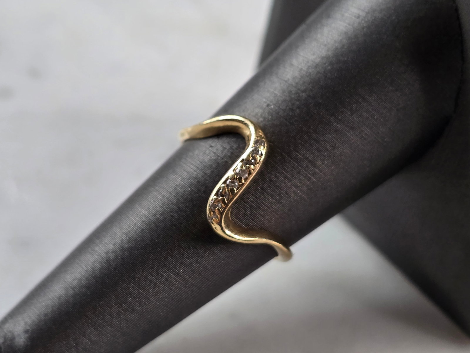 Womens Vintage 14K Yellow Gold Diamond Modernist Stylecrest Ring: A WOMENS VINTAGE ESTATE 14K YELLOW GOLD DIAMOND MODERNIST RING MADE BY STYLECREST. RING HAS 8 TINY DIAMONDS. THE TOTAL WEIGHT IS 1.8g, AND IS A SIZE 7.5. THE WIDTH OF THE RING IS ABOUT 1/2". ANY QUEST